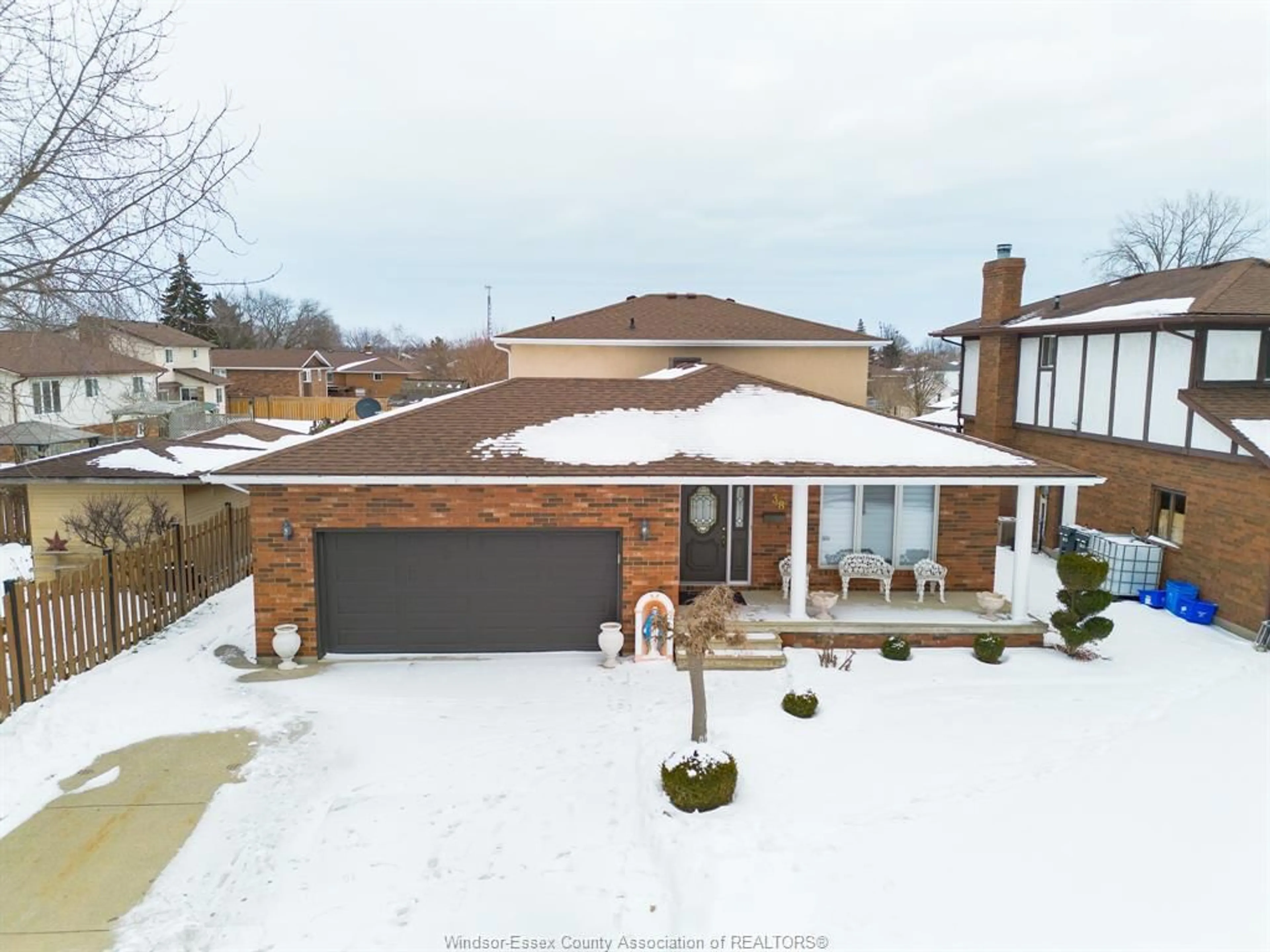 A pic from outside/outdoor area/front of a property/back of a property/a pic from drone, street for 38 CAMBRIDGE Cres, Leamington Ontario N8H 4X4