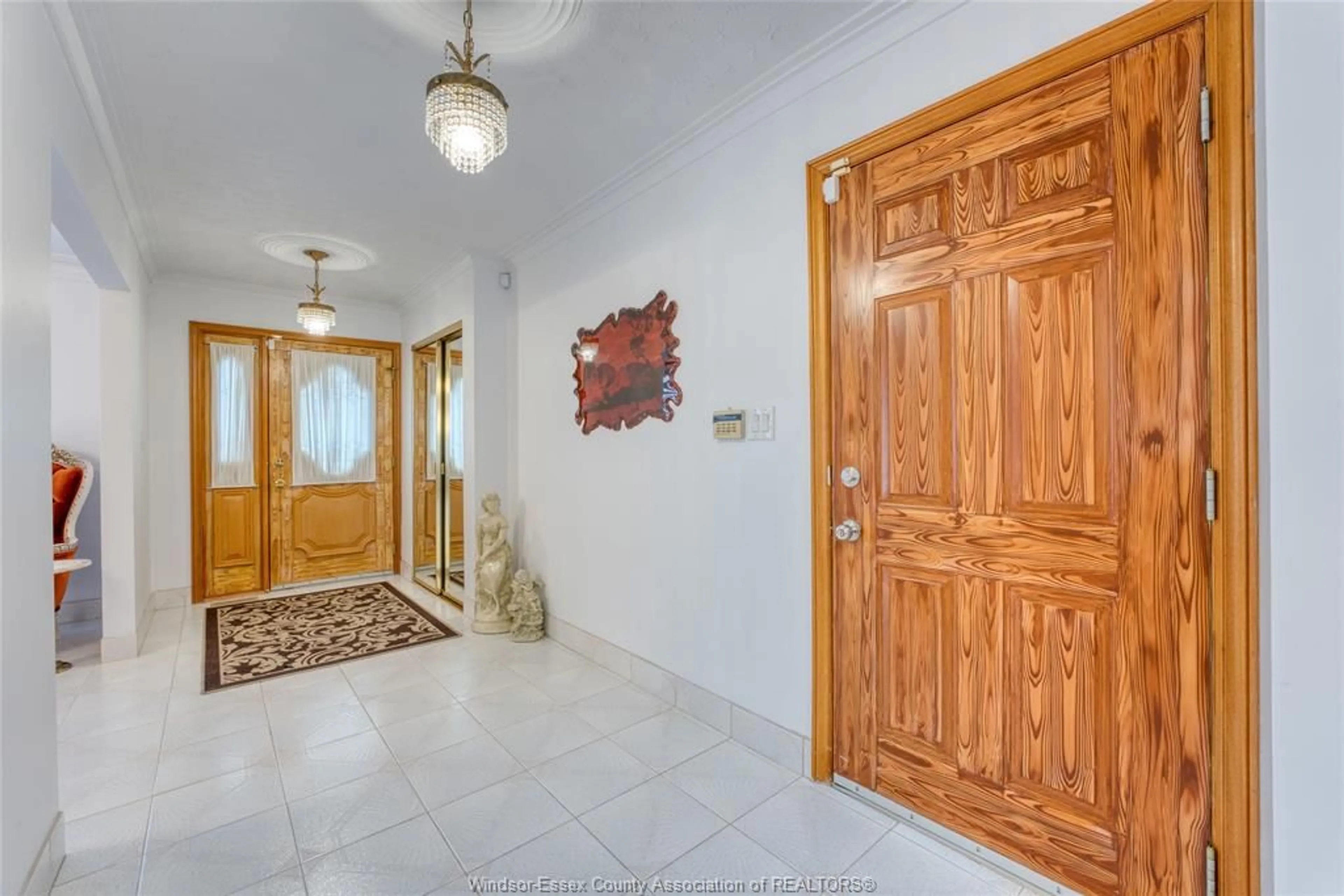 Indoor foyer for 38 CAMBRIDGE Cres, Leamington Ontario N8H 4X4