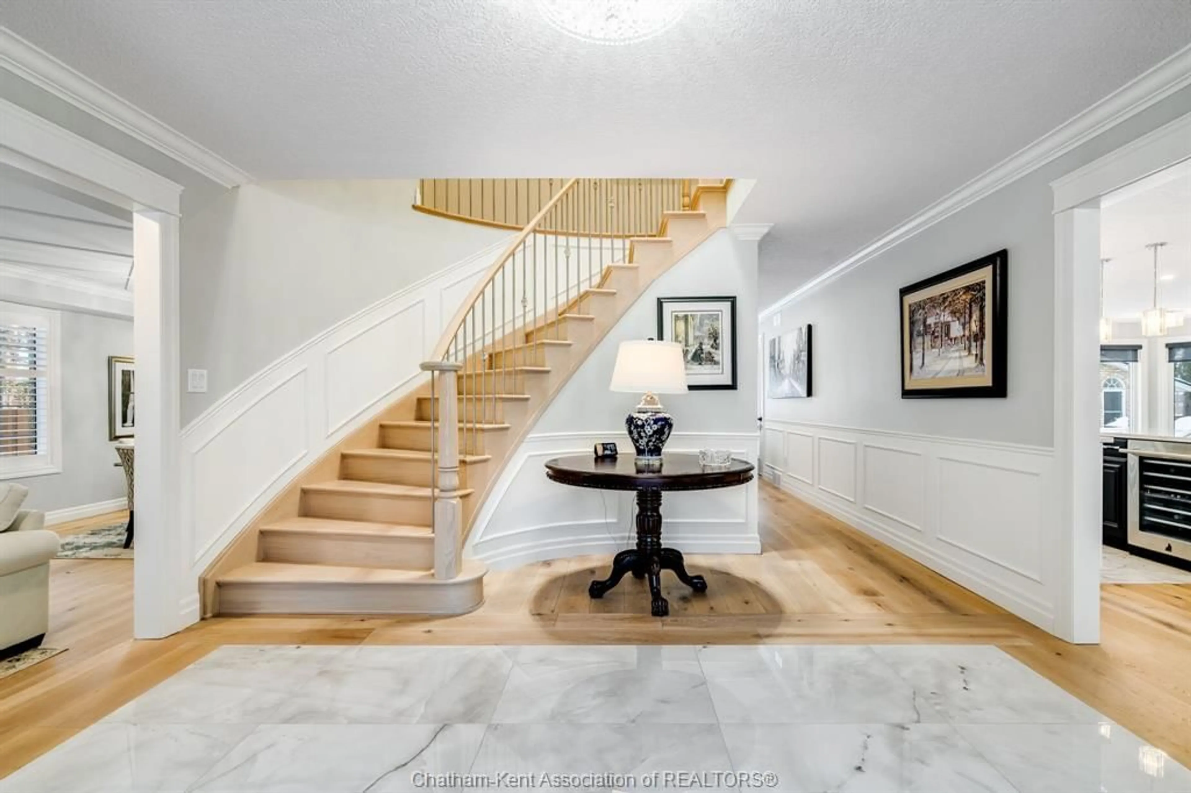 Indoor foyer for 877 CHARING CROSS Rd, Chatham Ontario N7M 5H3