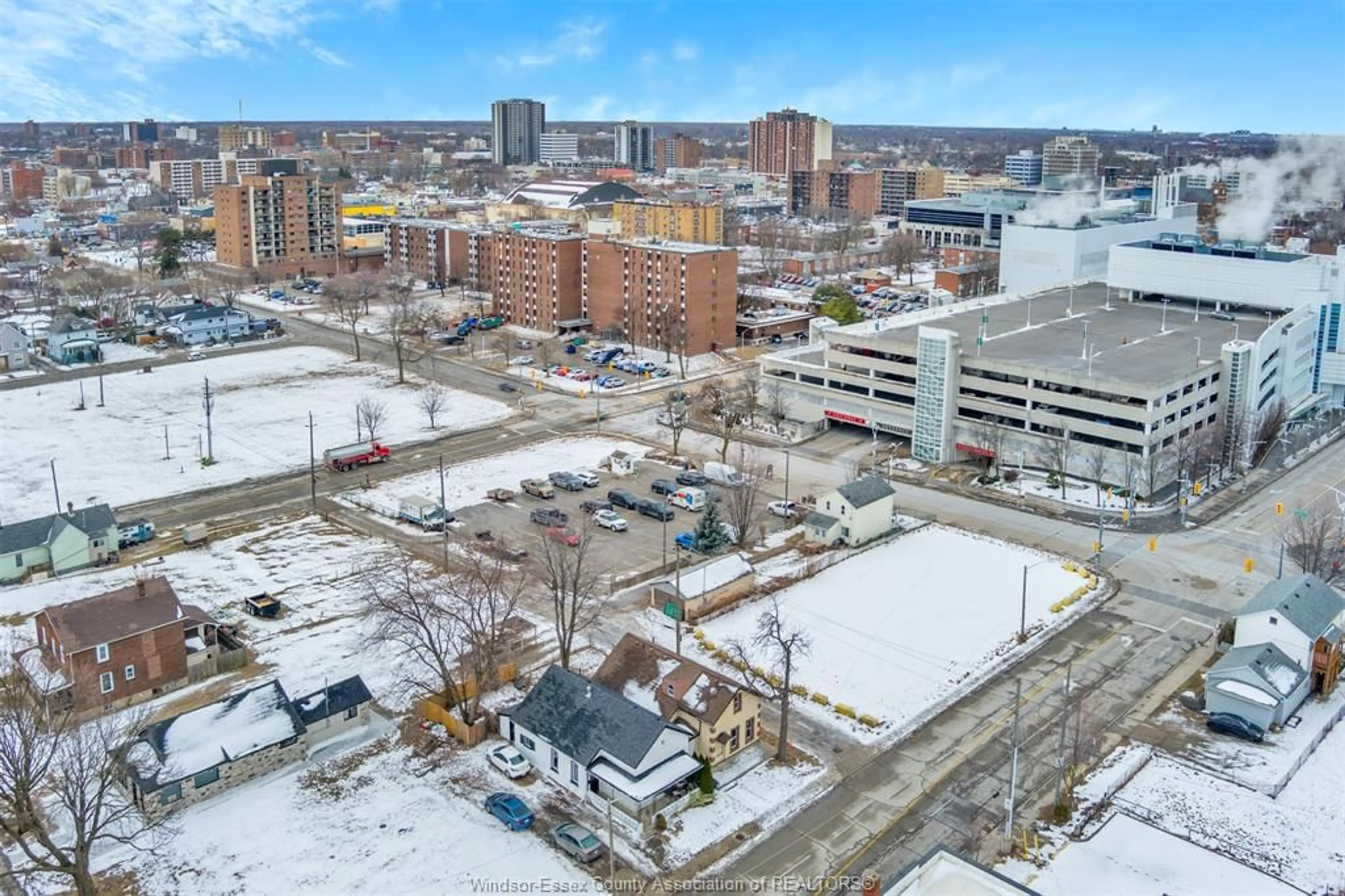 A pic from outside/outdoor area/front of a property/back of a property/a pic from drone, city buildings view from balcony for 567 CHATHAM St, Windsor Ontario N9A 2X2