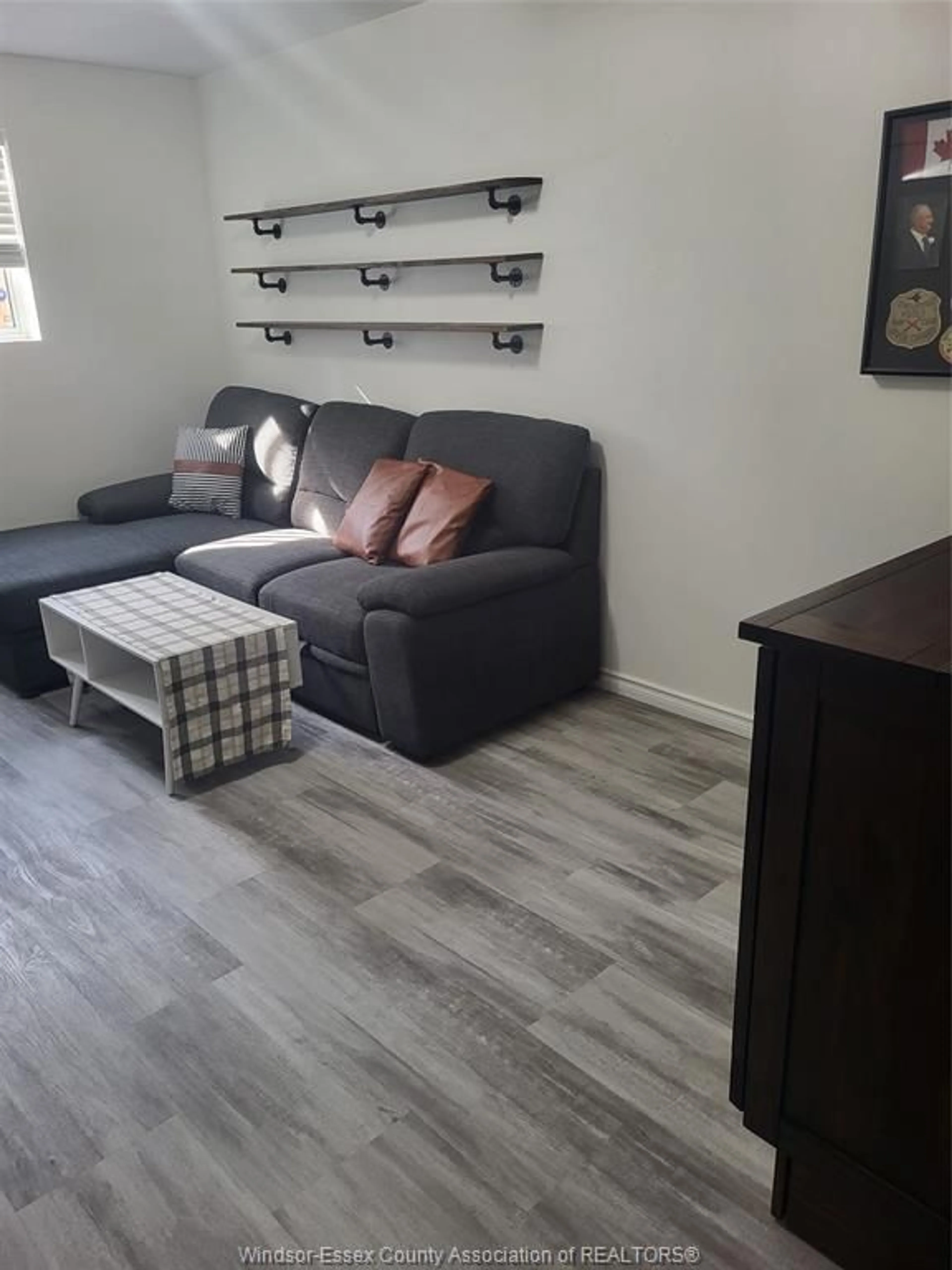 Living room with furniture, wood/laminate floor for 191 MANNING Dr, Chatham Ontario N7M 0A6