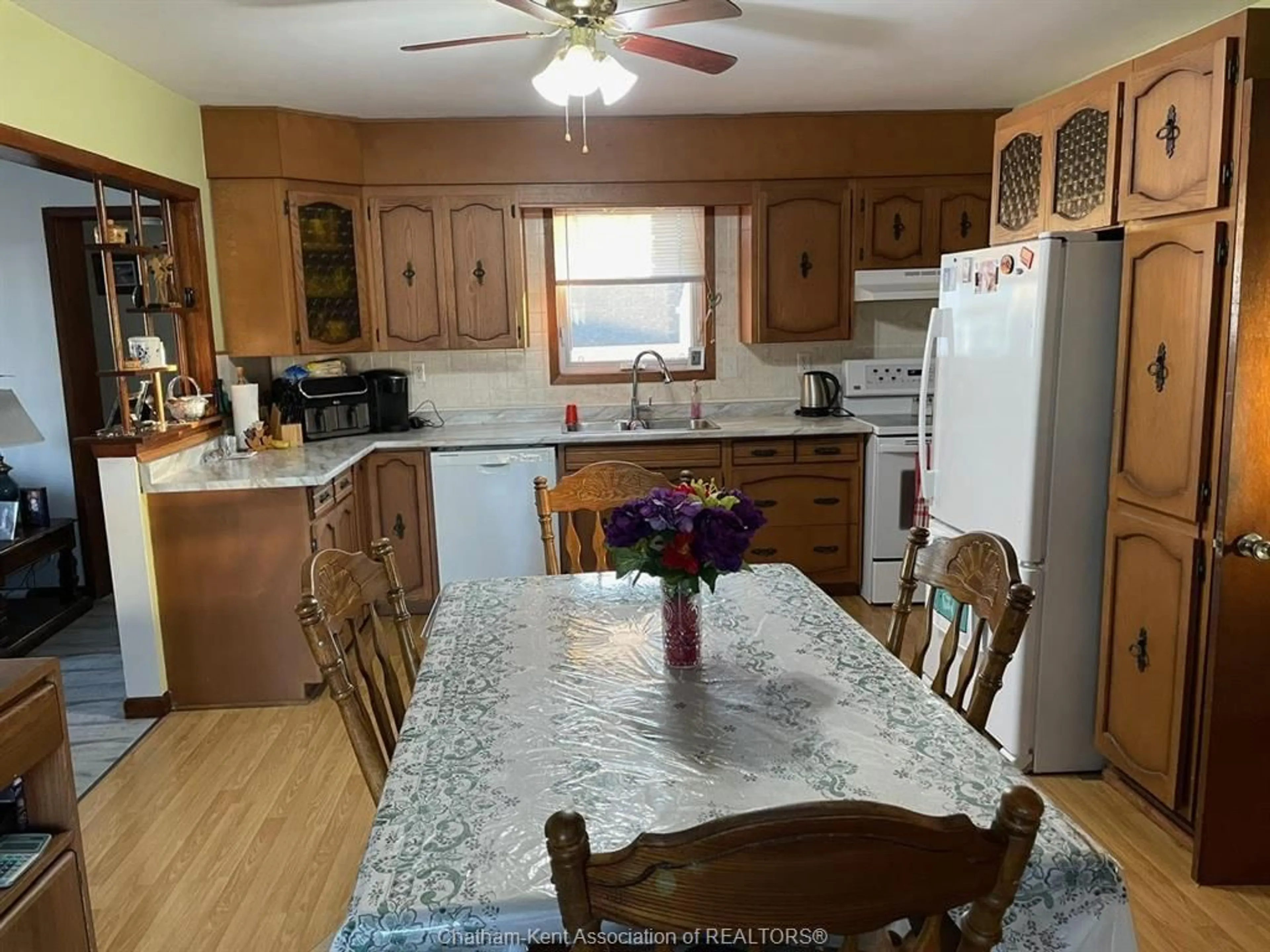 Open concept kitchen, unknown for 712 Albert St, Wallaceburg Ontario N8A 1Y9