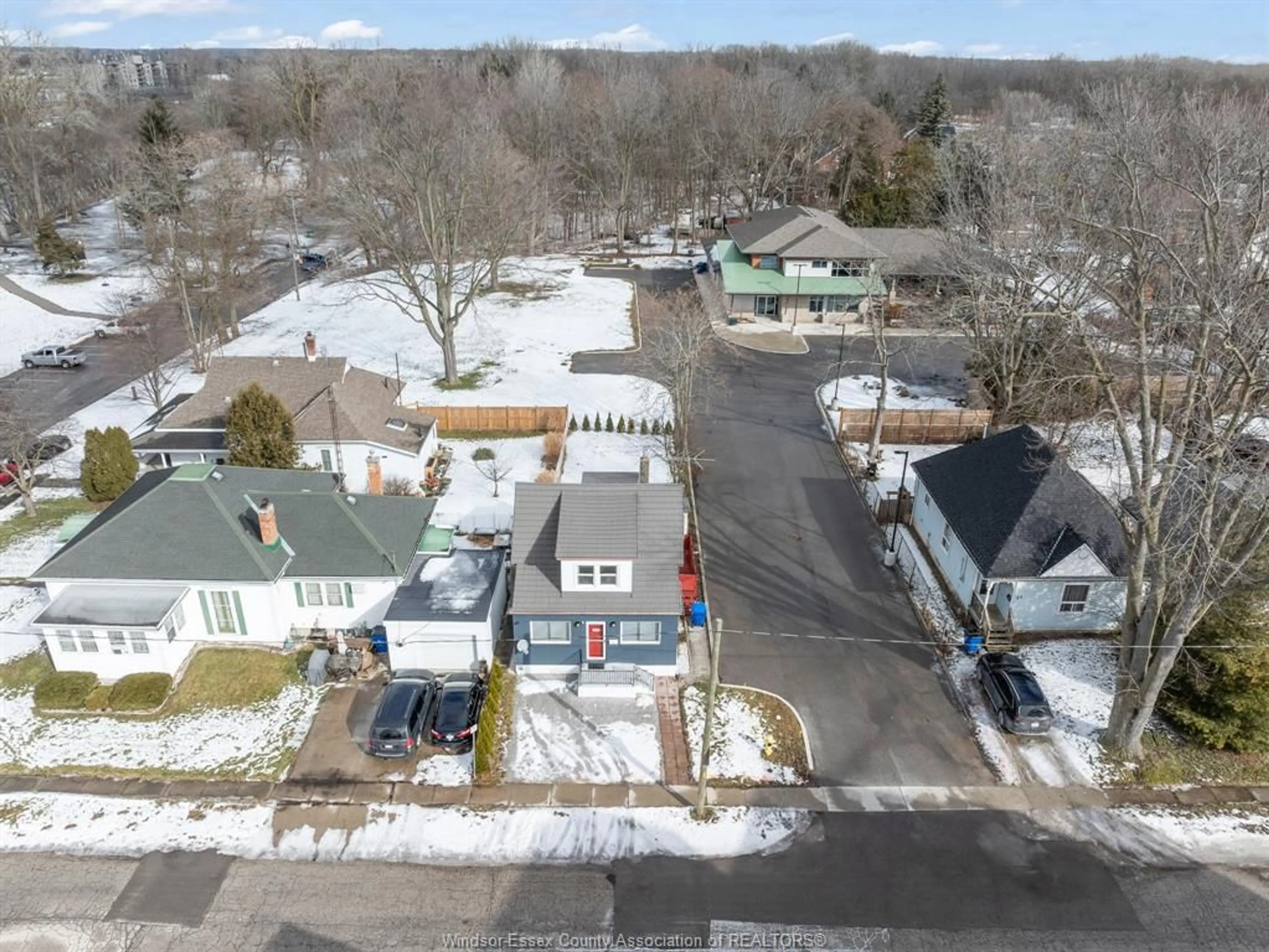 A pic from outside/outdoor area/front of a property/back of a property/a pic from drone, street for 27 EIGHTH St, Chatham Ontario N7M 4J4