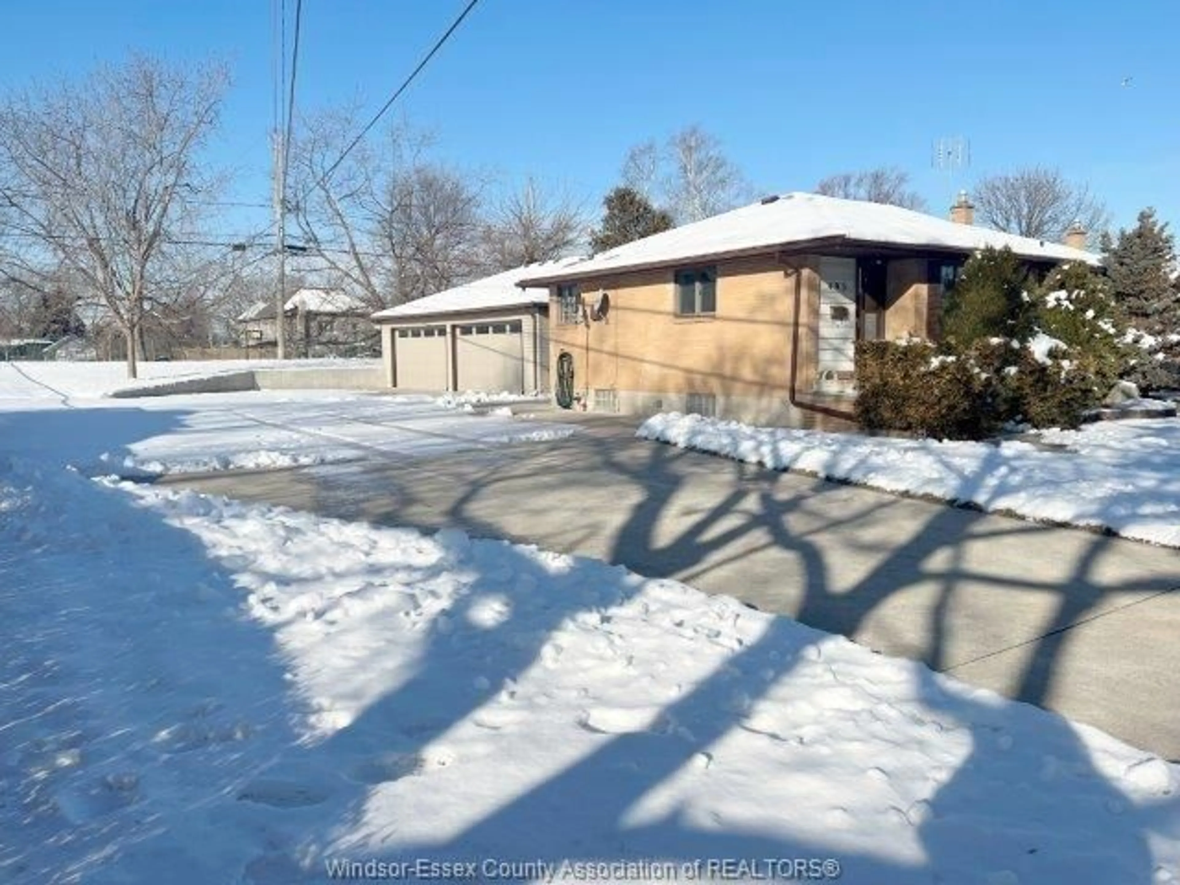 A pic from outside/outdoor area/front of a property/back of a property/a pic from drone, street for 493 BERTHA, Windsor Ontario N8P 1B6