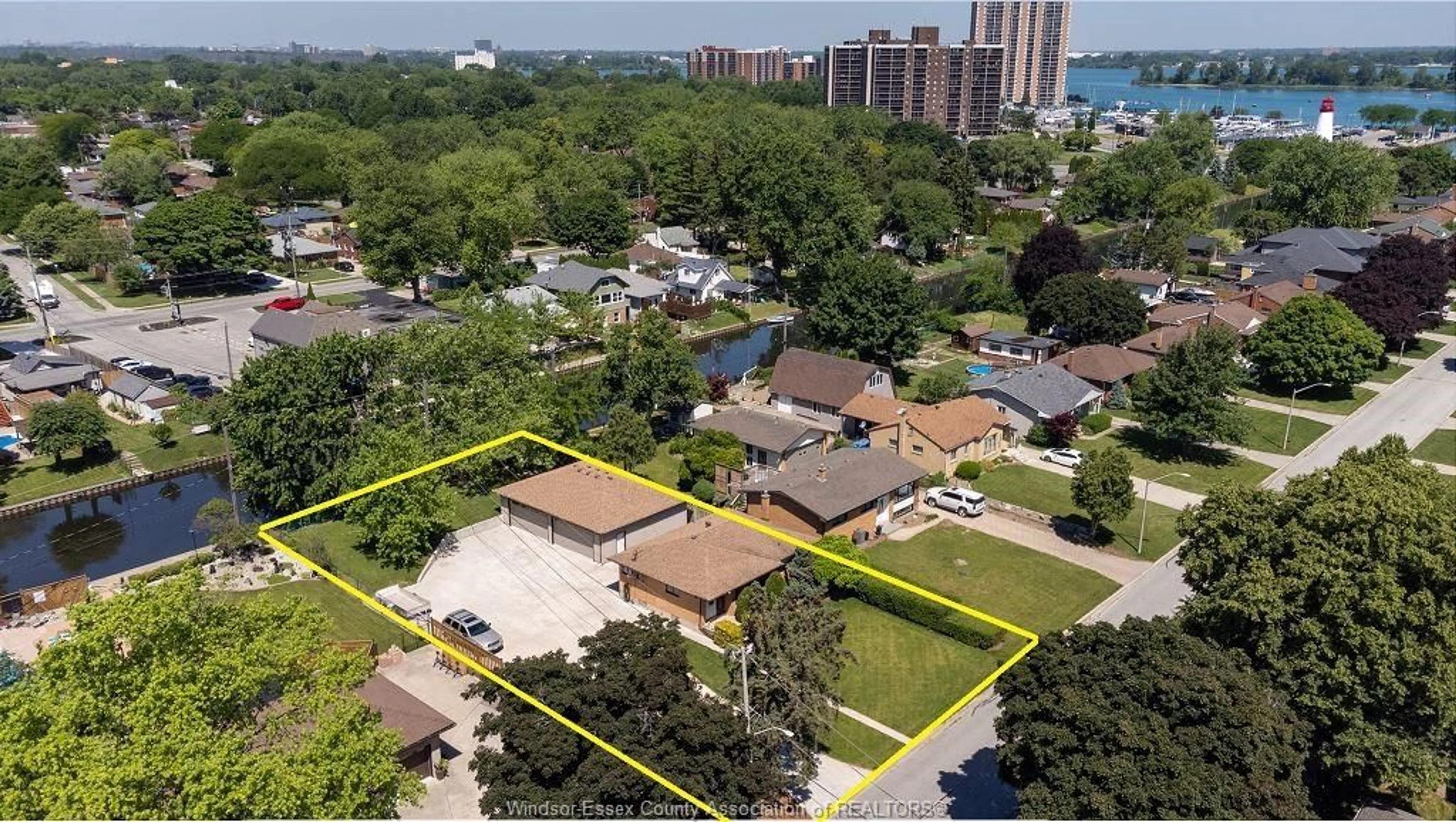 A pic from outside/outdoor area/front of a property/back of a property/a pic from drone, unknown for 493 BERTHA, Windsor Ontario N8P 1B6