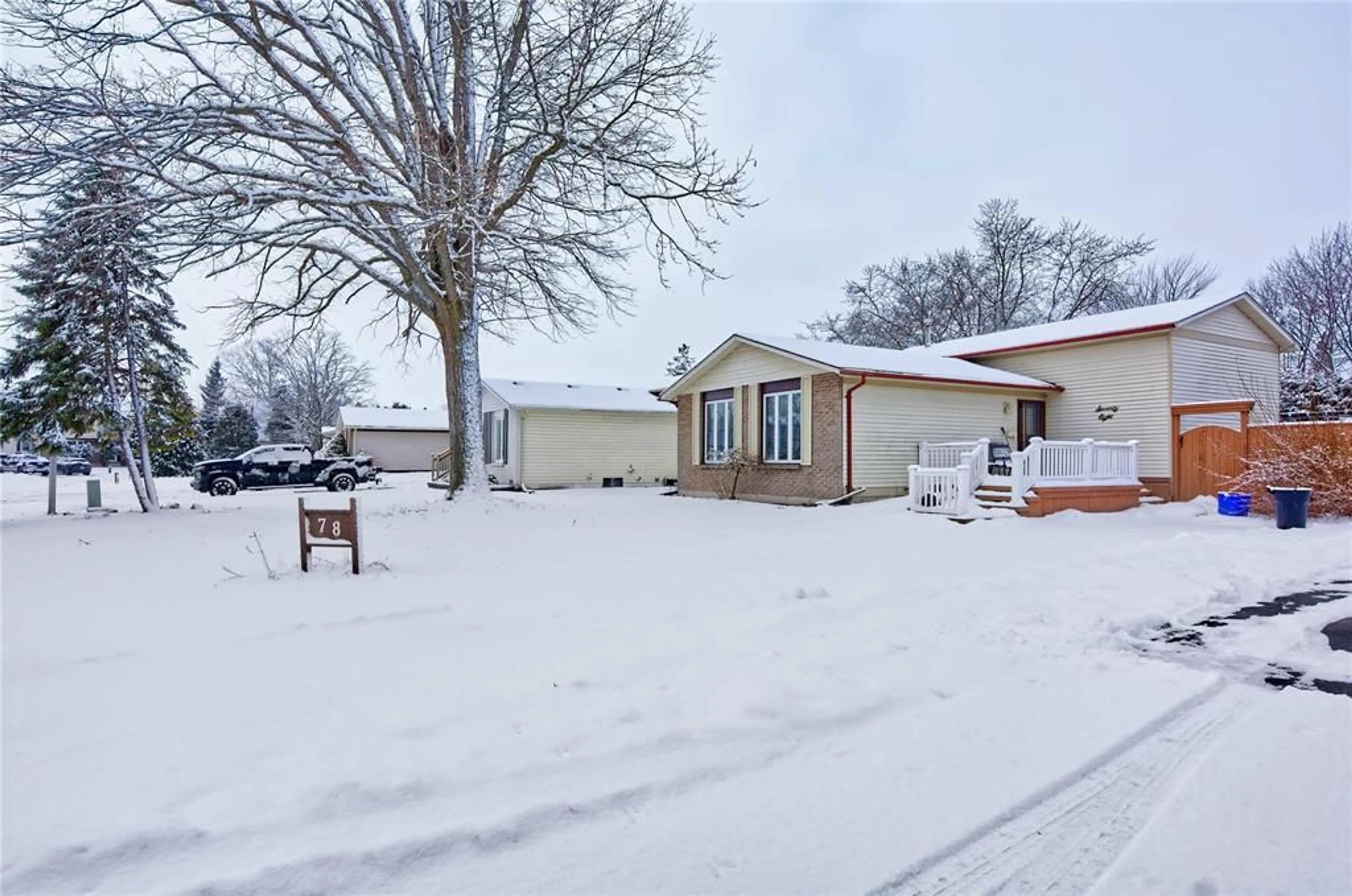 A pic from outside/outdoor area/front of a property/back of a property/a pic from drone, street for 78 MAPLESTONE Ave, Sarnia Ontario N7S 4X2