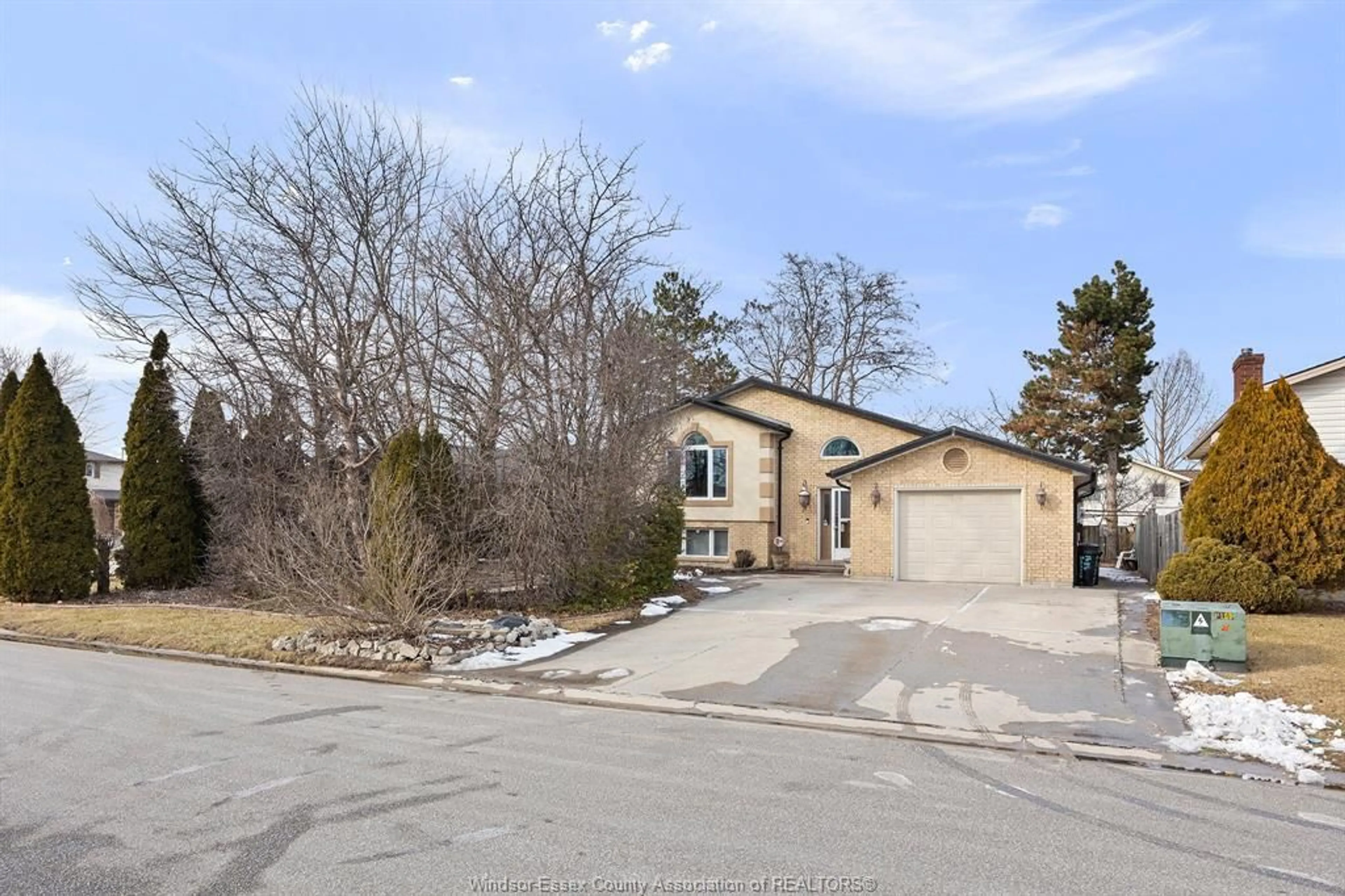 A pic from outside/outdoor area/front of a property/back of a property/a pic from drone, street for 1484 SUGARWOOD Cres, LaSalle Ontario N9H 2H5