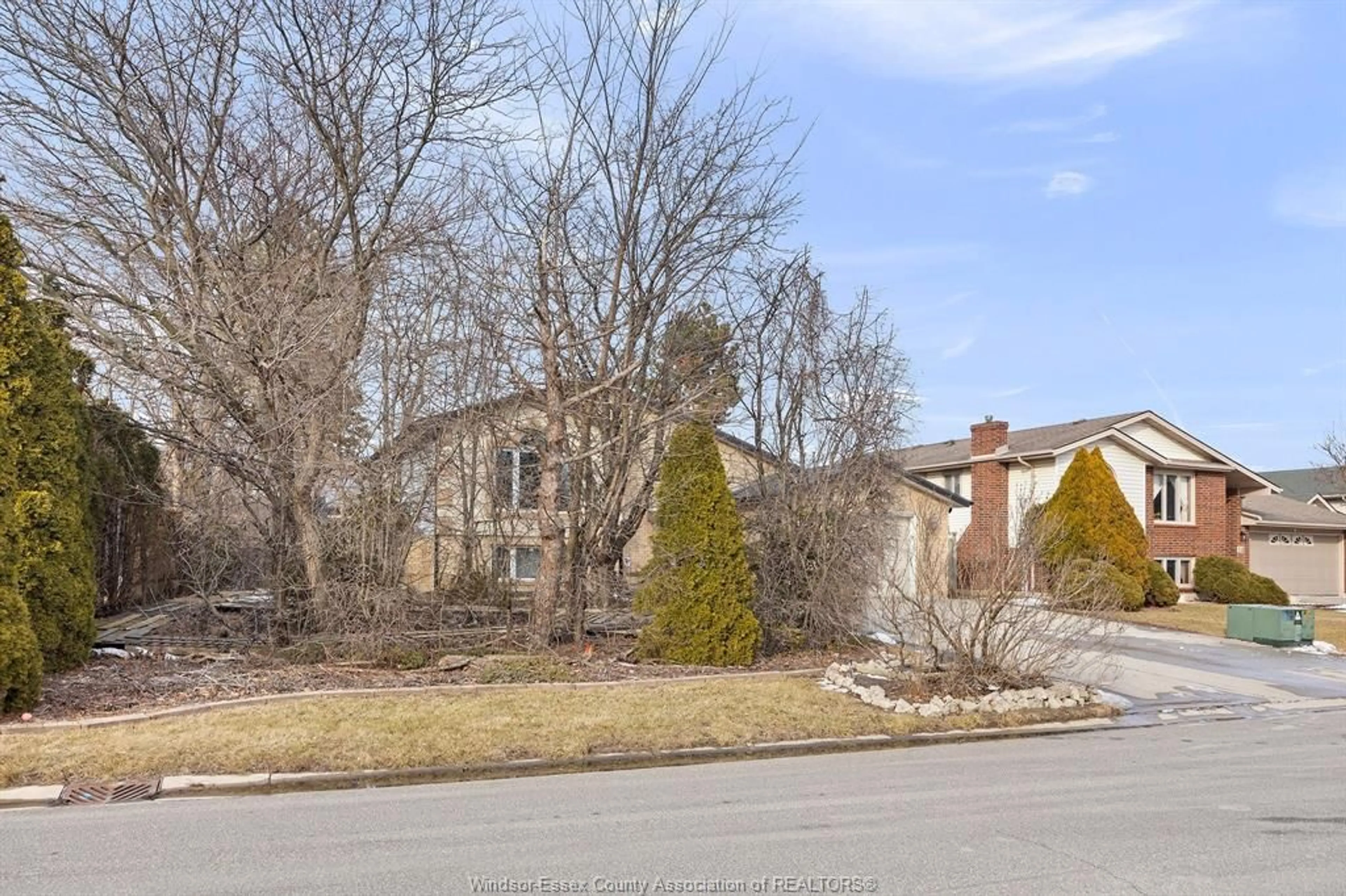 A pic from outside/outdoor area/front of a property/back of a property/a pic from drone, street for 1484 SUGARWOOD Cres, LaSalle Ontario N9H 2H5