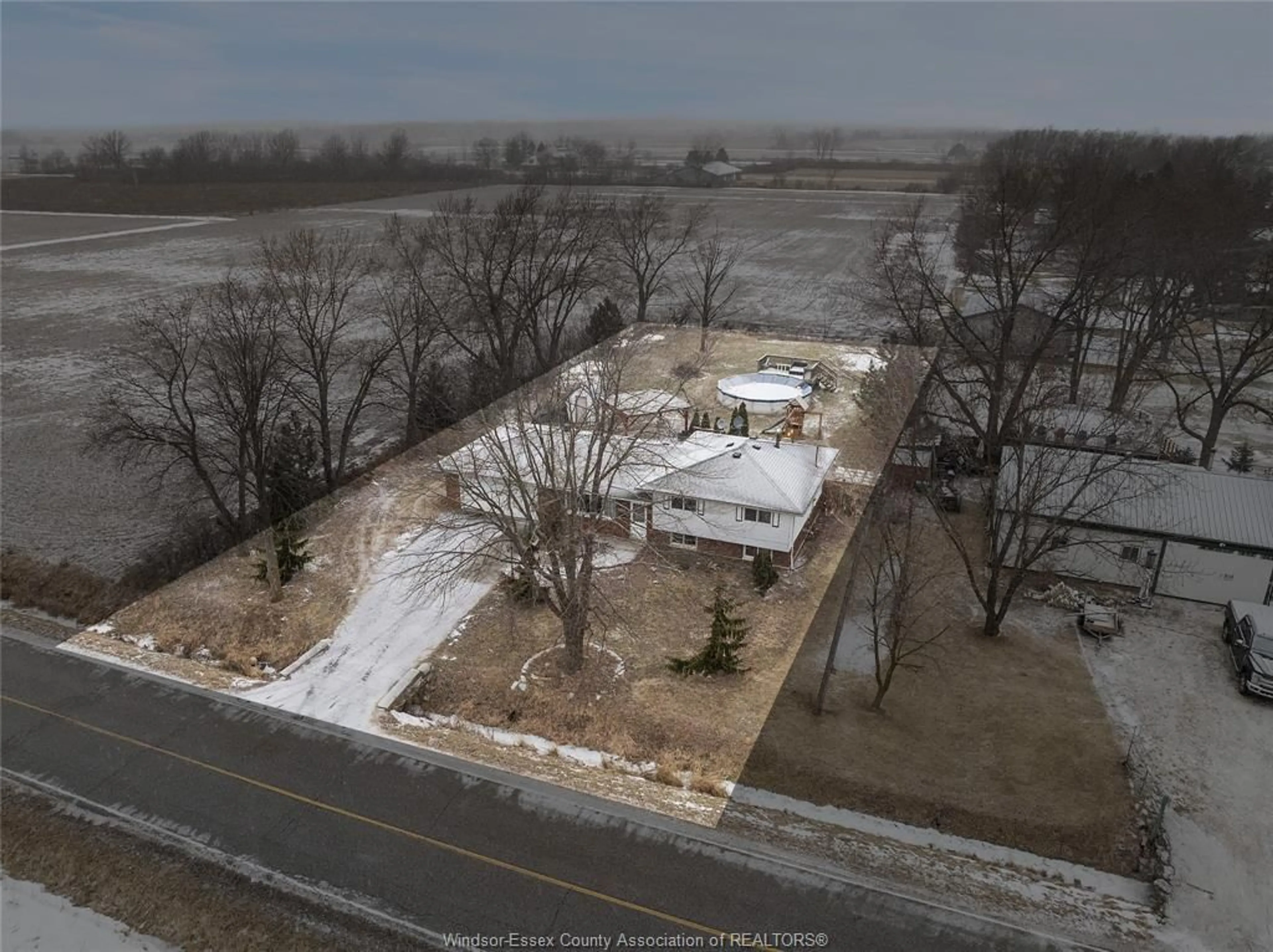 A pic from outside/outdoor area/front of a property/back of a property/a pic from drone, unknown for 3930 Kelly Rd., LaSalle Ontario N9H 1X5