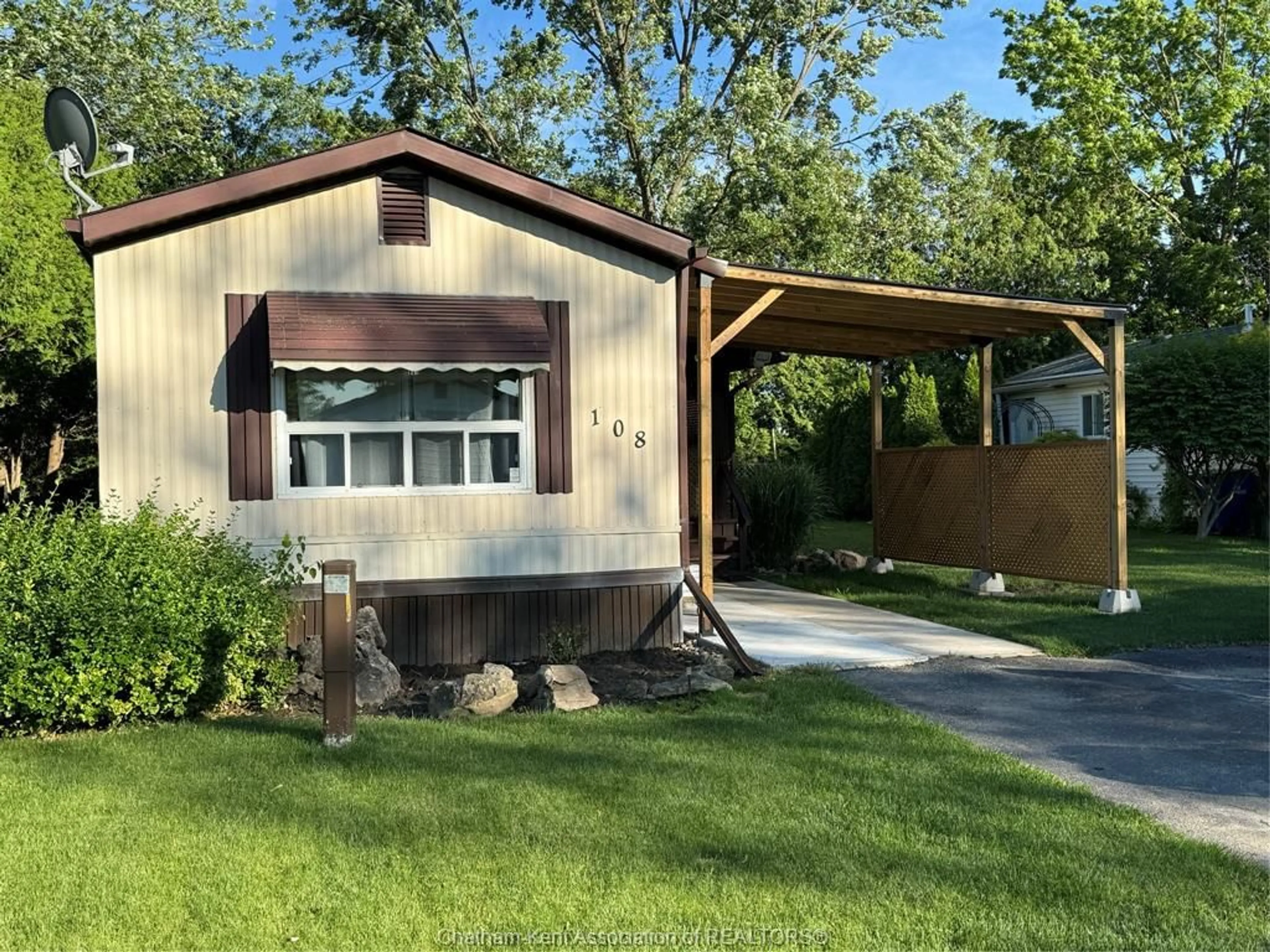 Shed for 108 Regency Dr, Chatham Ontario N7L 5A3