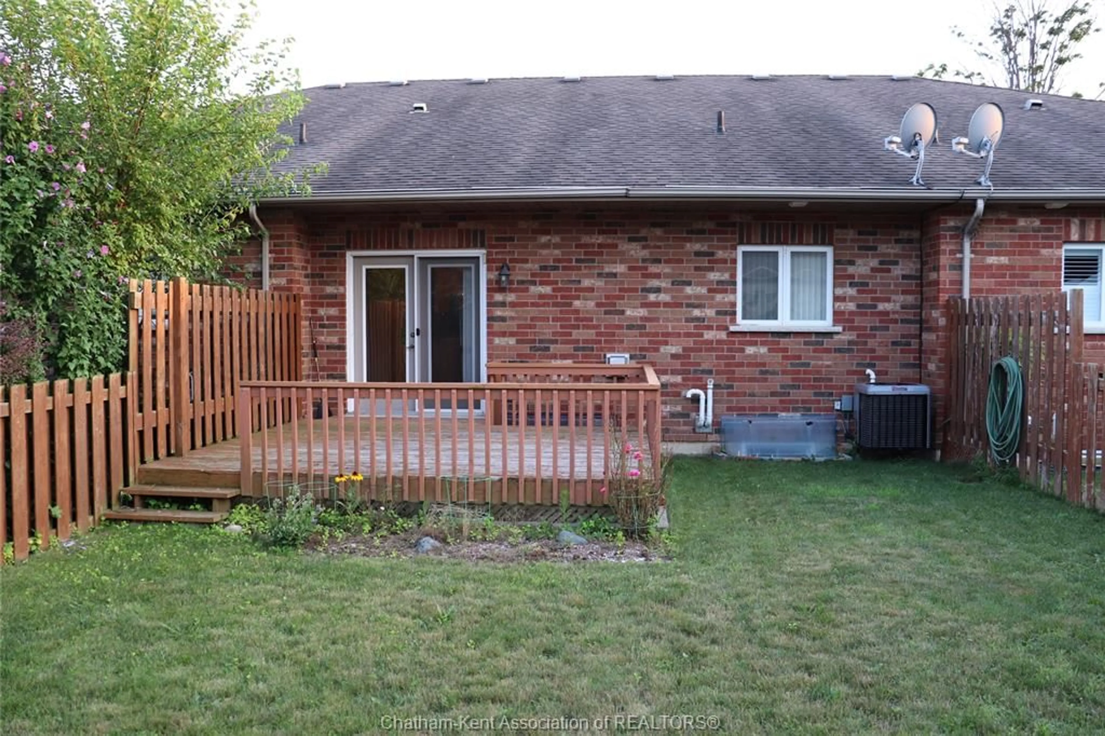 Patio, street for 6 Autumn Crt, Blenheim Ontario N0P 1A0