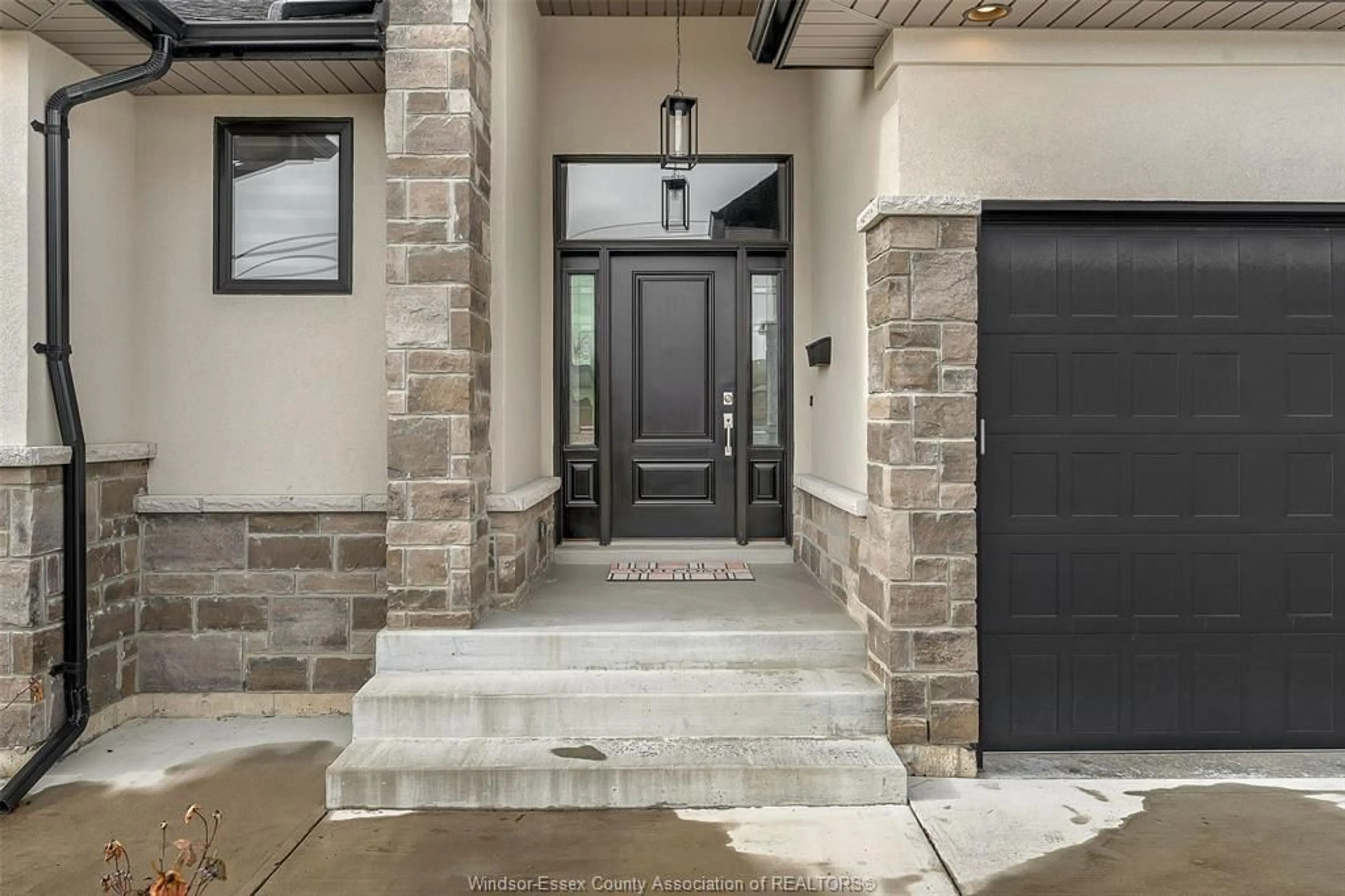 Indoor entryway for 6123 MALDEN Rd, LaSalle Ontario N9H 1S9