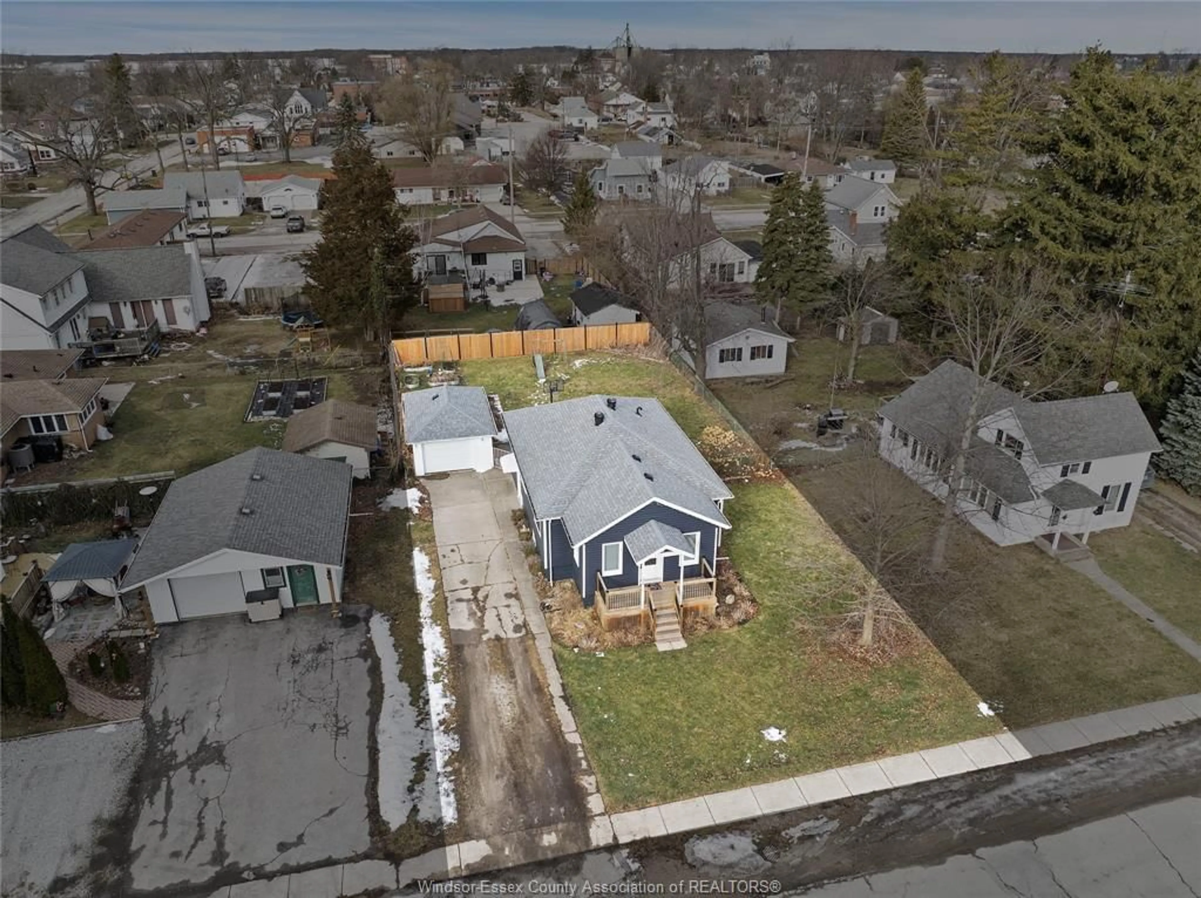 A pic from outside/outdoor area/front of a property/back of a property/a pic from drone, street for 176 WELLINGTON St, Harrow Ontario N0R 1G0