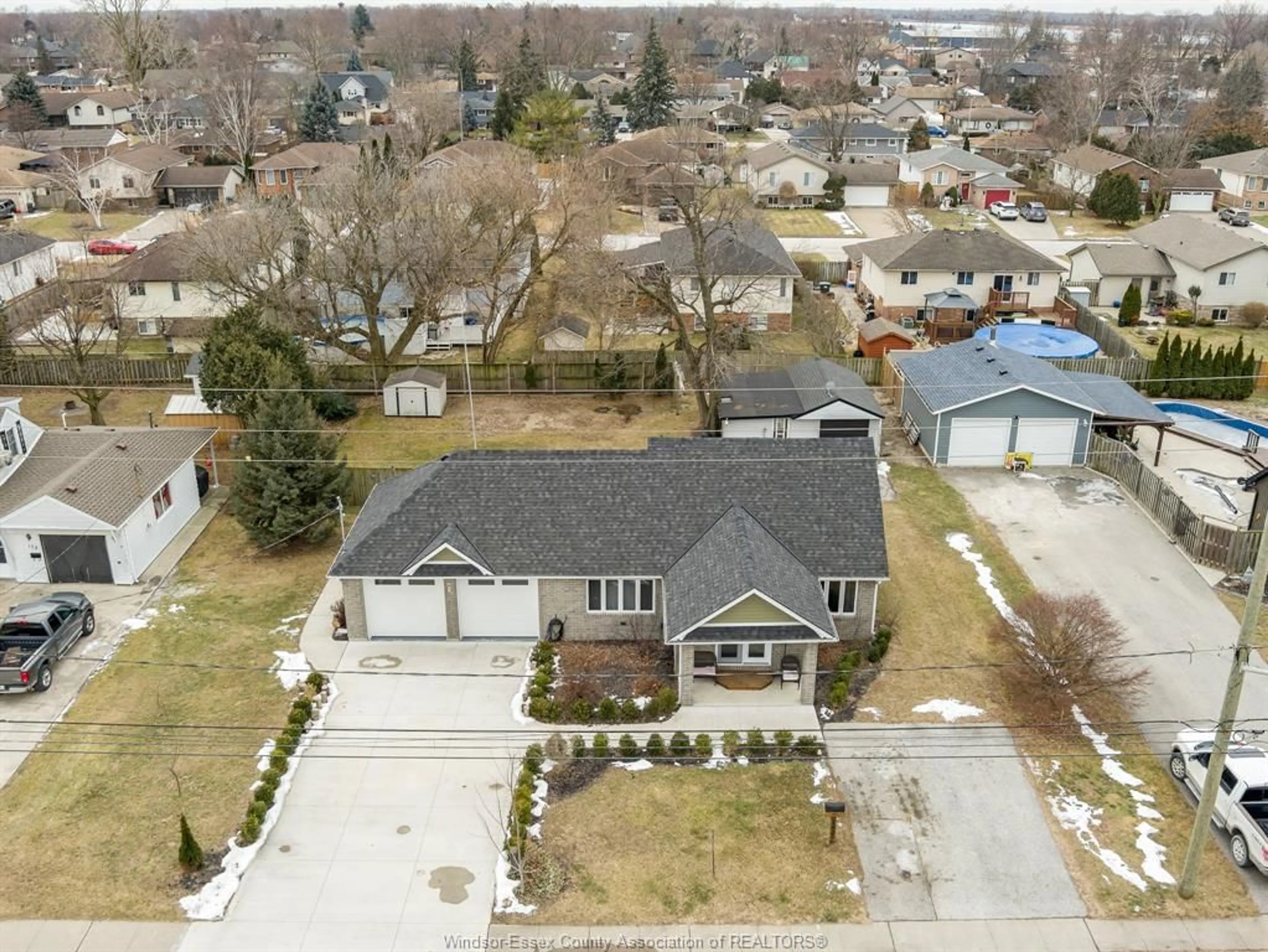 A pic from outside/outdoor area/front of a property/back of a property/a pic from drone, street for 162 REAUME, LaSalle Ontario N9J 1B1