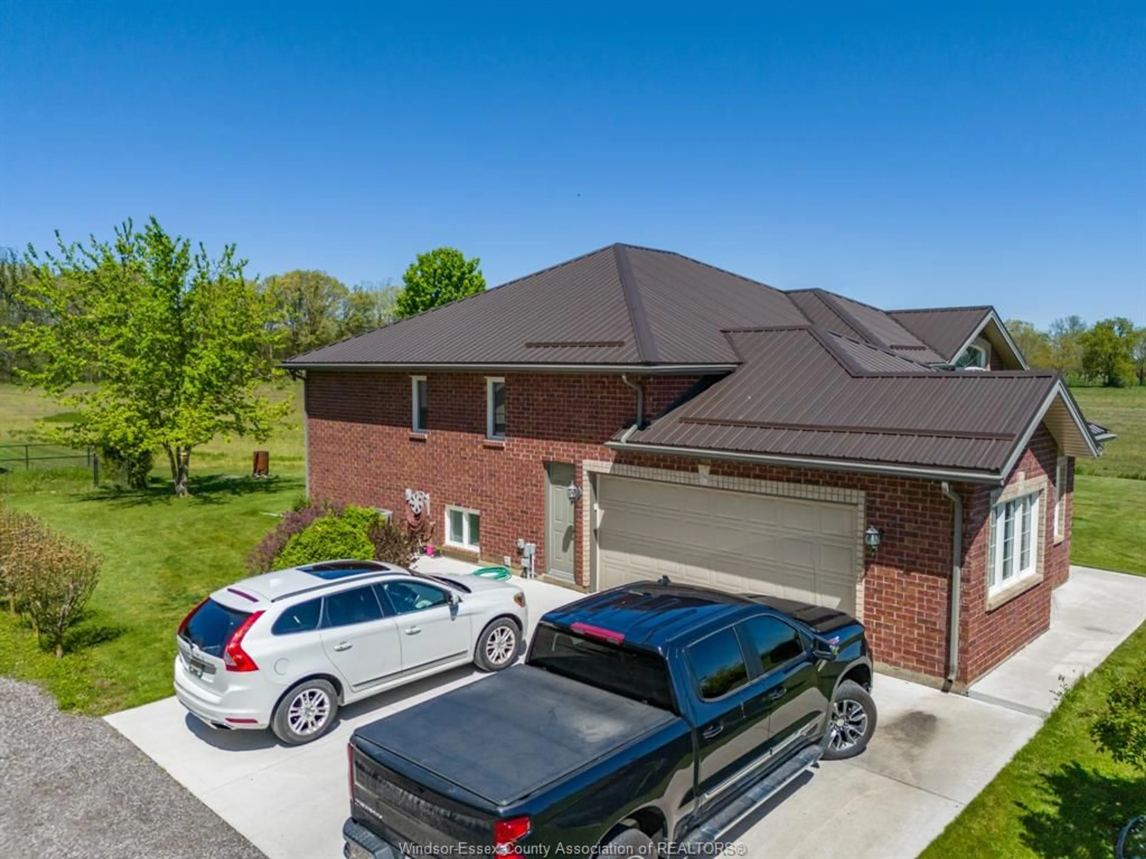 A pic from outside/outdoor area/front of a property/back of a property/a pic from drone, street for 1365 FERRIS, Harrow Ontario N0R 1G0