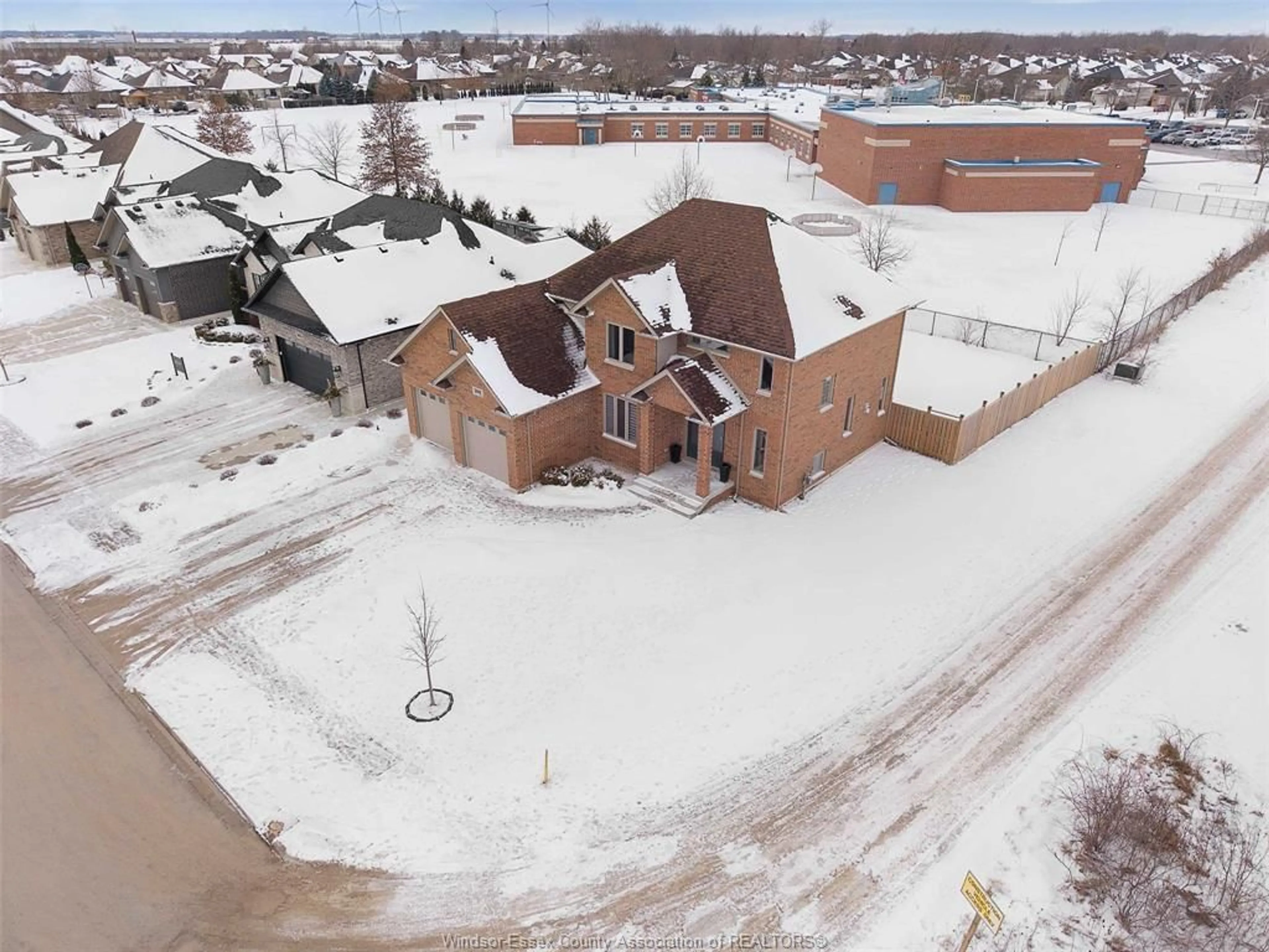 A pic from outside/outdoor area/front of a property/back of a property/a pic from drone, building for 201 MORTON, Essex Ontario N8M 0C5