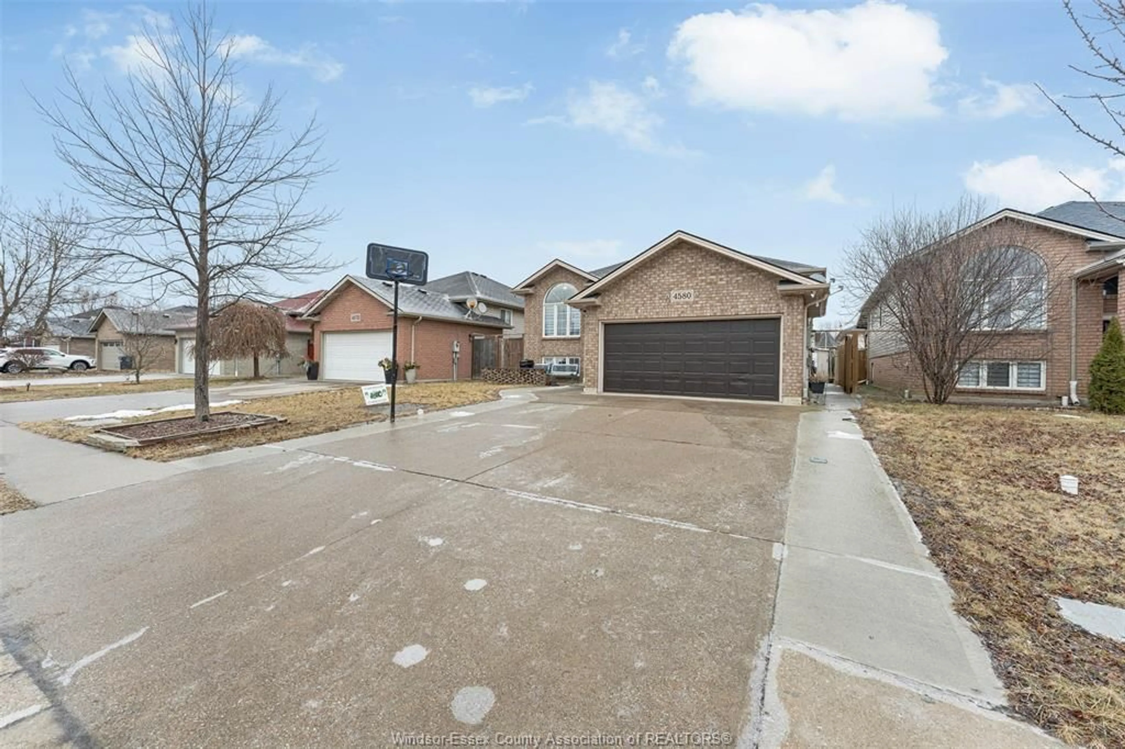 A pic from outside/outdoor area/front of a property/back of a property/a pic from drone, street for 4580 FONTANA Ave, Windsor Ontario N9G 3C8