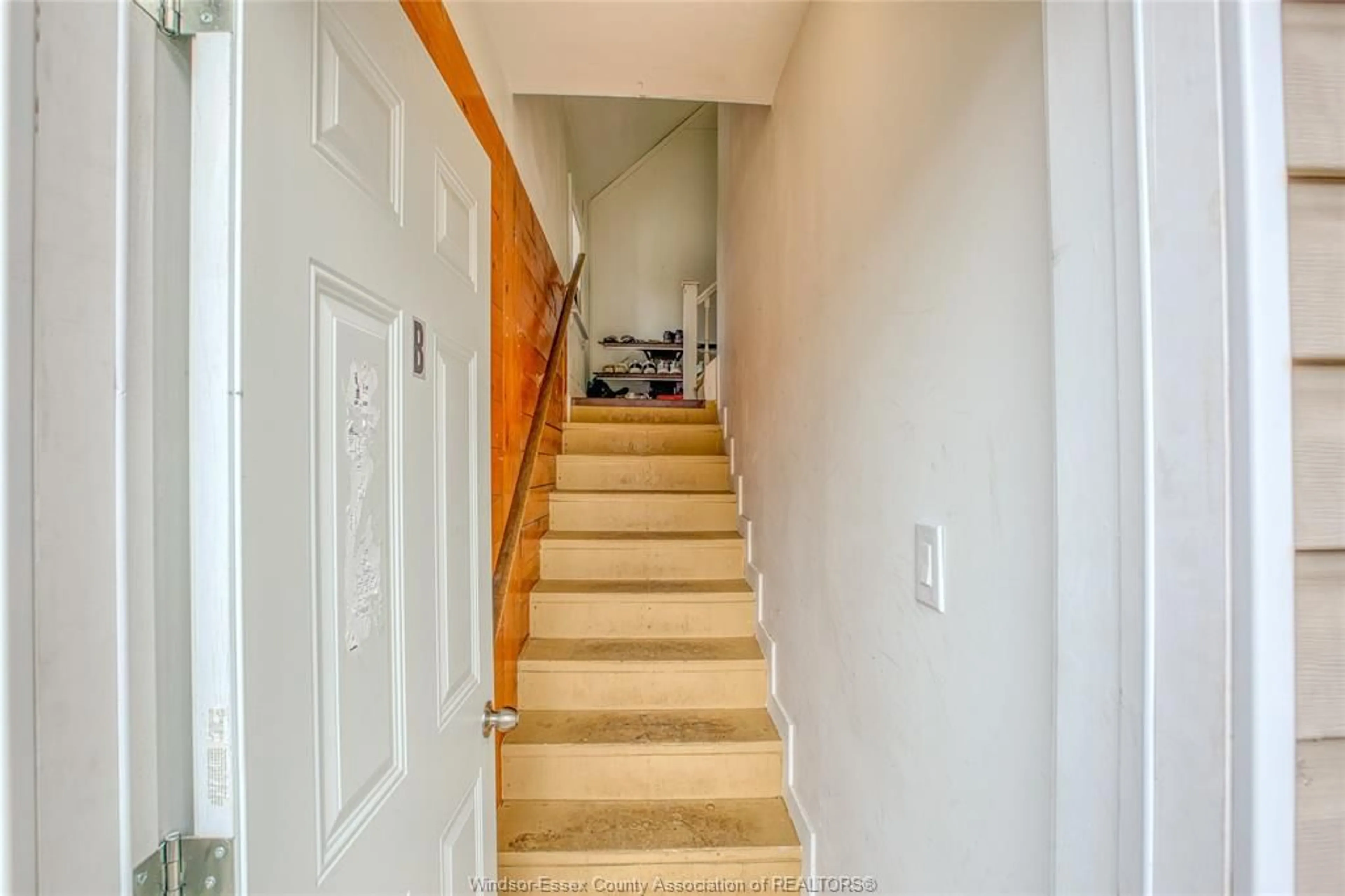 Indoor foyer for 460 MCEWAN Ave, Windsor Ontario N9B 2E8