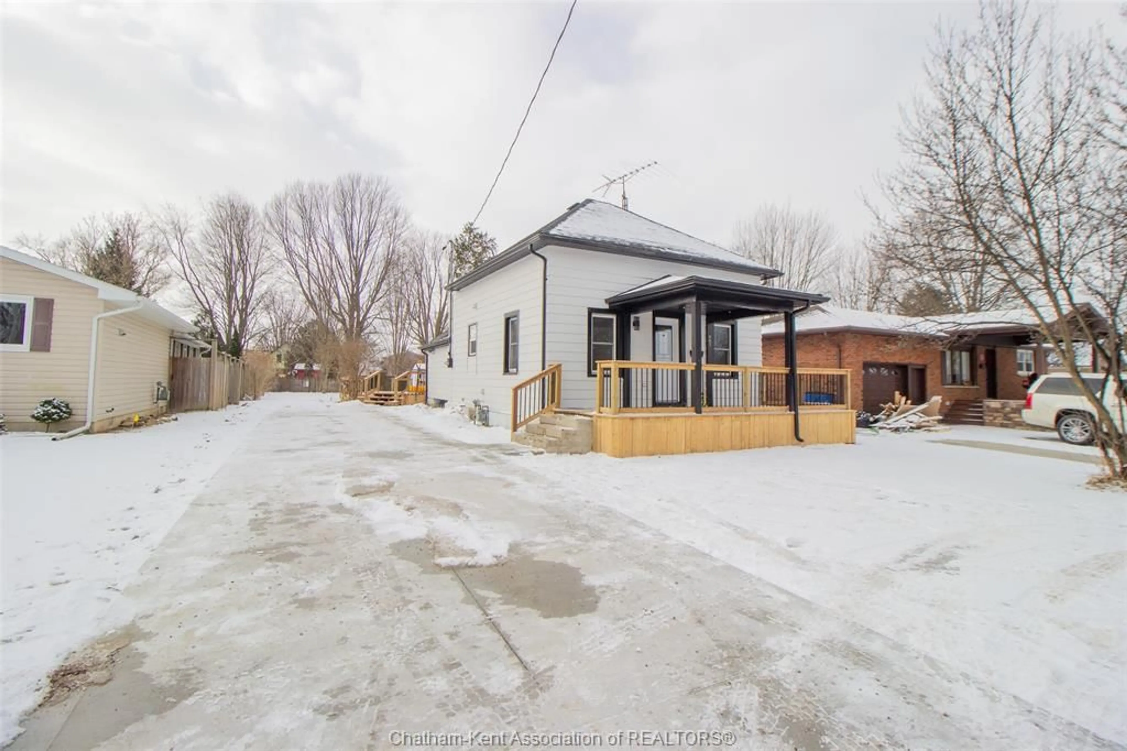 A pic from outside/outdoor area/front of a property/back of a property/a pic from drone, street for 507 Trerice St, Dresden Ontario N0P1M0