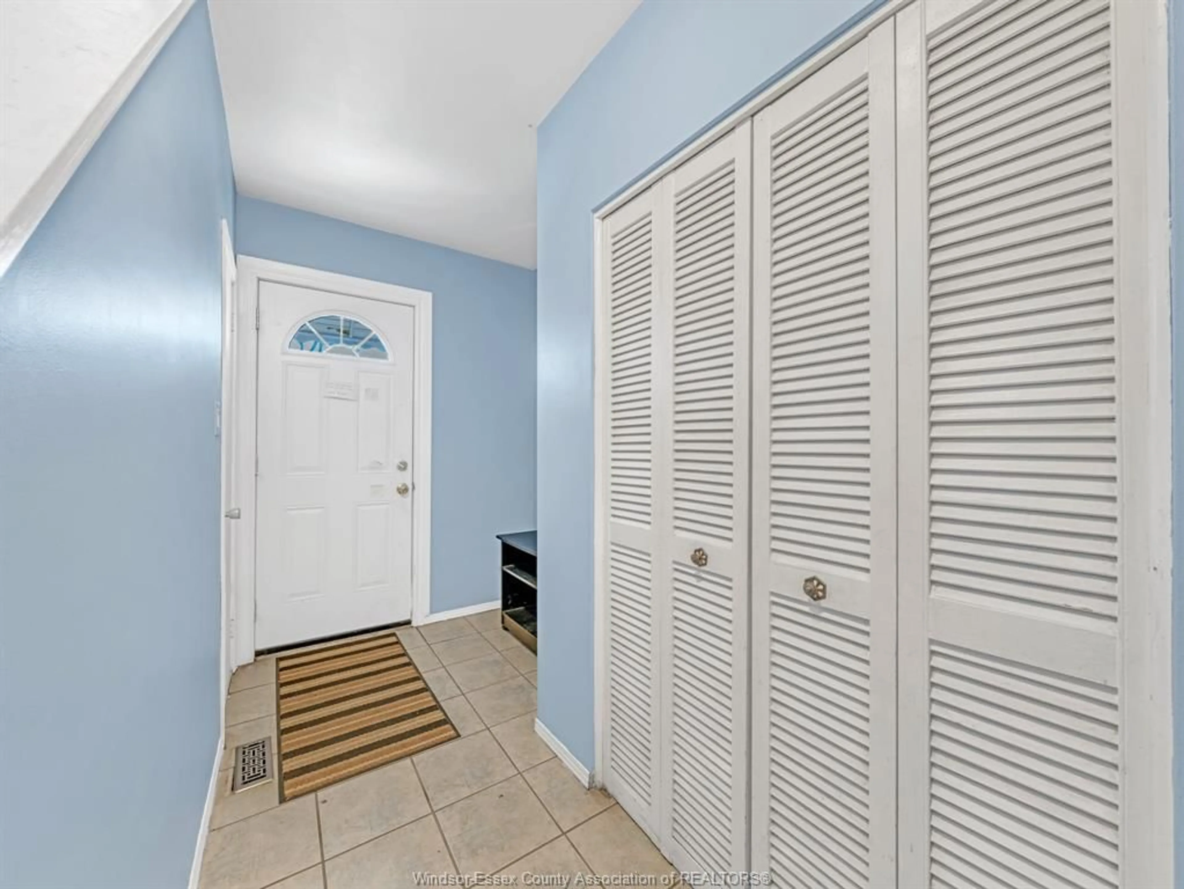 Indoor entryway for 664 Rankin, Windsor Ontario N9B 2R9