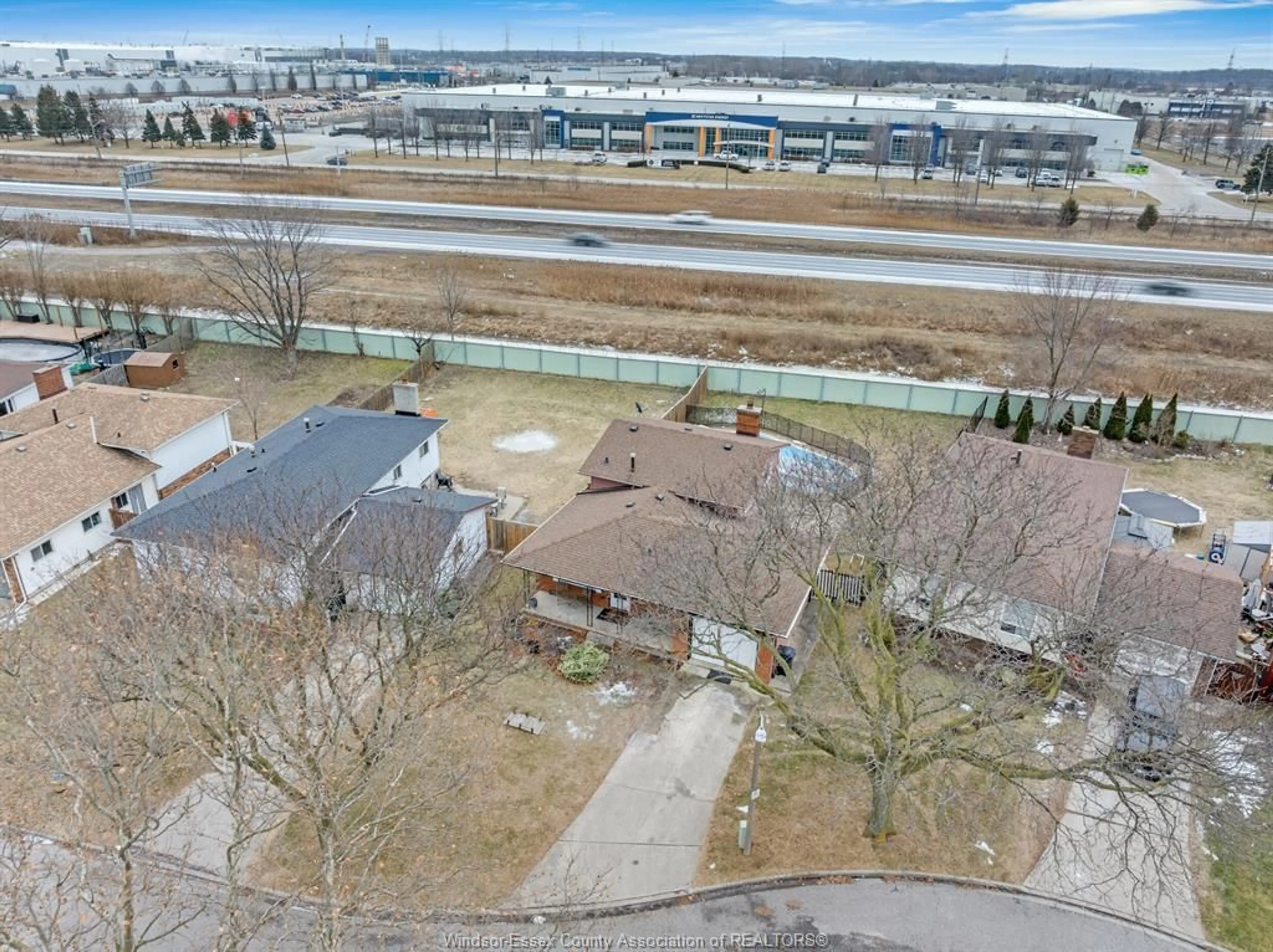 A pic from outside/outdoor area/front of a property/back of a property/a pic from drone, unknown for 3440 PINEVIEW Cres, Windsor Ontario N8R 2A8