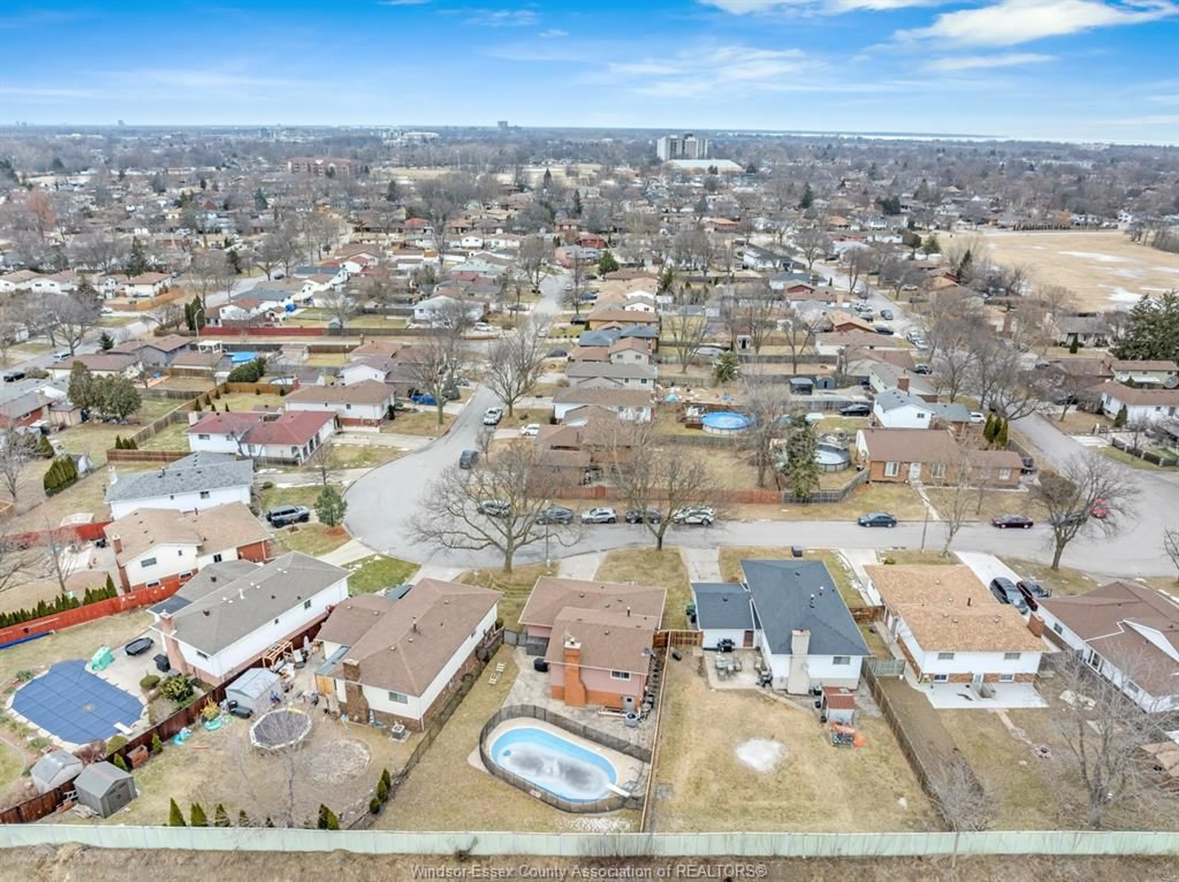 A pic from outside/outdoor area/front of a property/back of a property/a pic from drone, street for 3440 PINEVIEW Cres, Windsor Ontario N8R 2A8