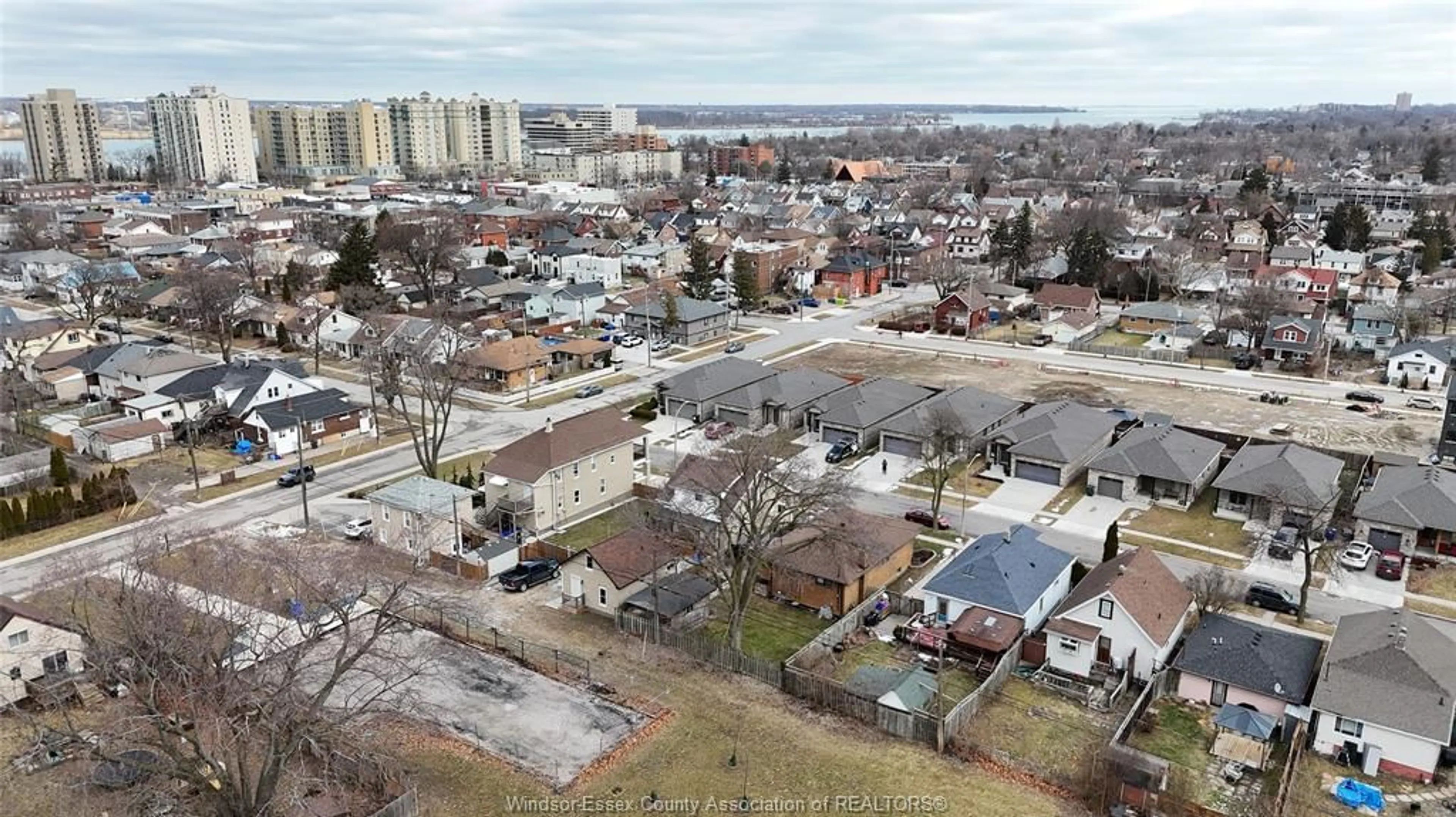 A pic from outside/outdoor area/front of a property/back of a property/a pic from drone, city buildings view from balcony for 921 ELLROSE, Windsor Ontario N8Y3W8