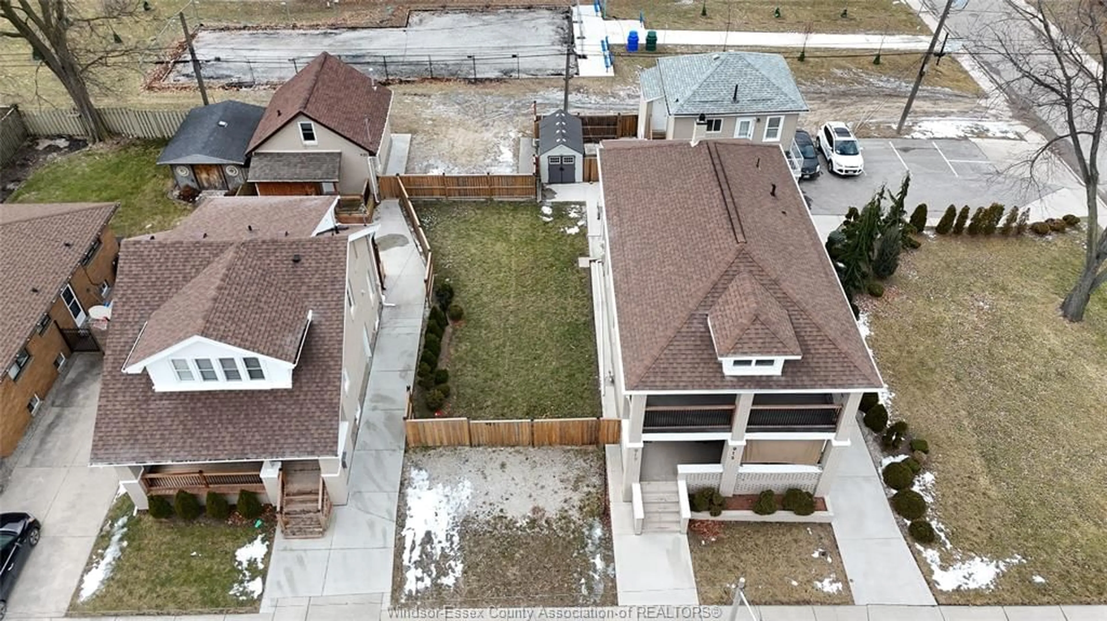 A pic from outside/outdoor area/front of a property/back of a property/a pic from drone, street for 921 ELLROSE, Windsor Ontario N8Y3W8