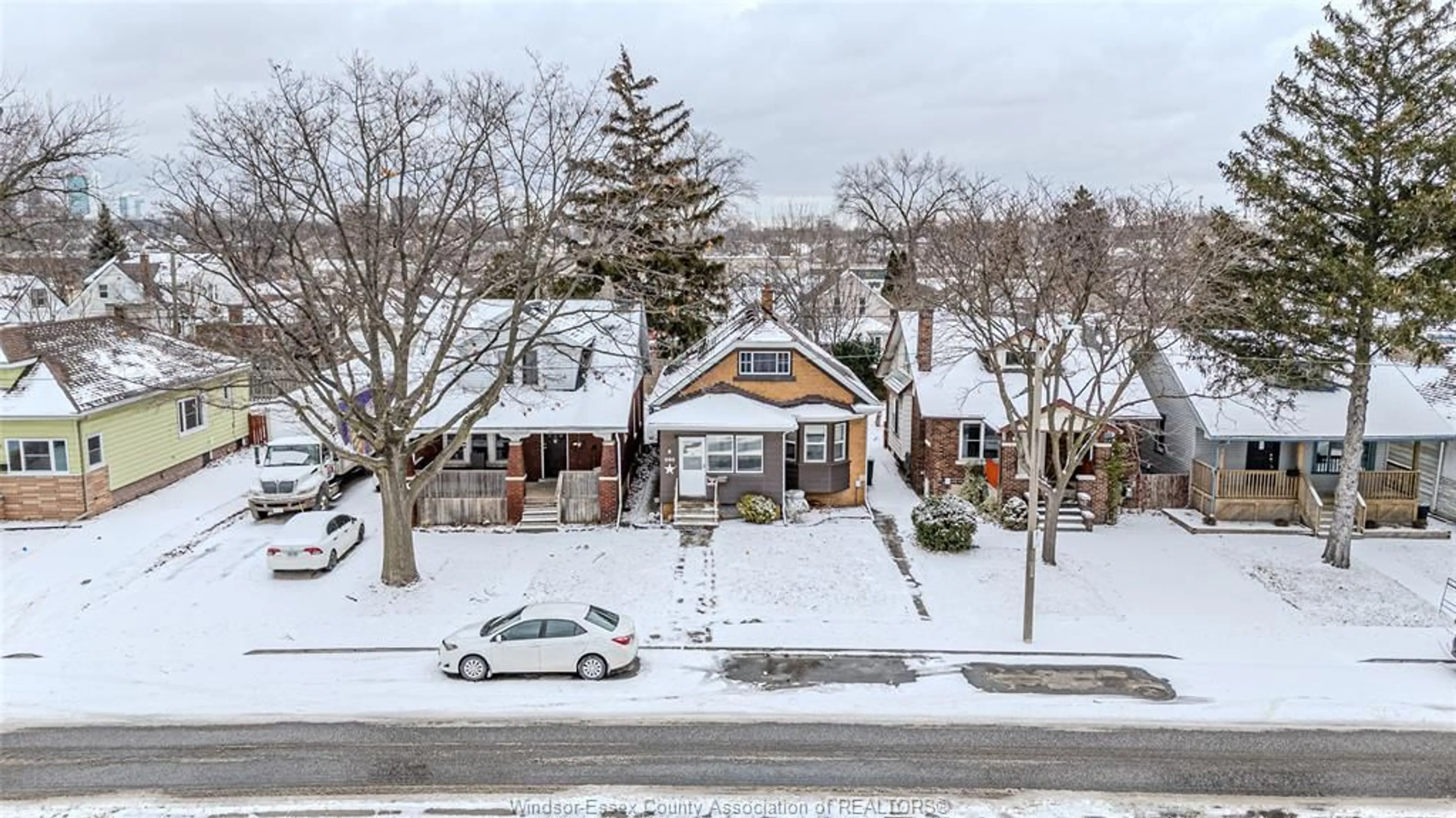 A pic from outside/outdoor area/front of a property/back of a property/a pic from drone, street for 950 CURRY, Windsor Ontario N9B 2C5