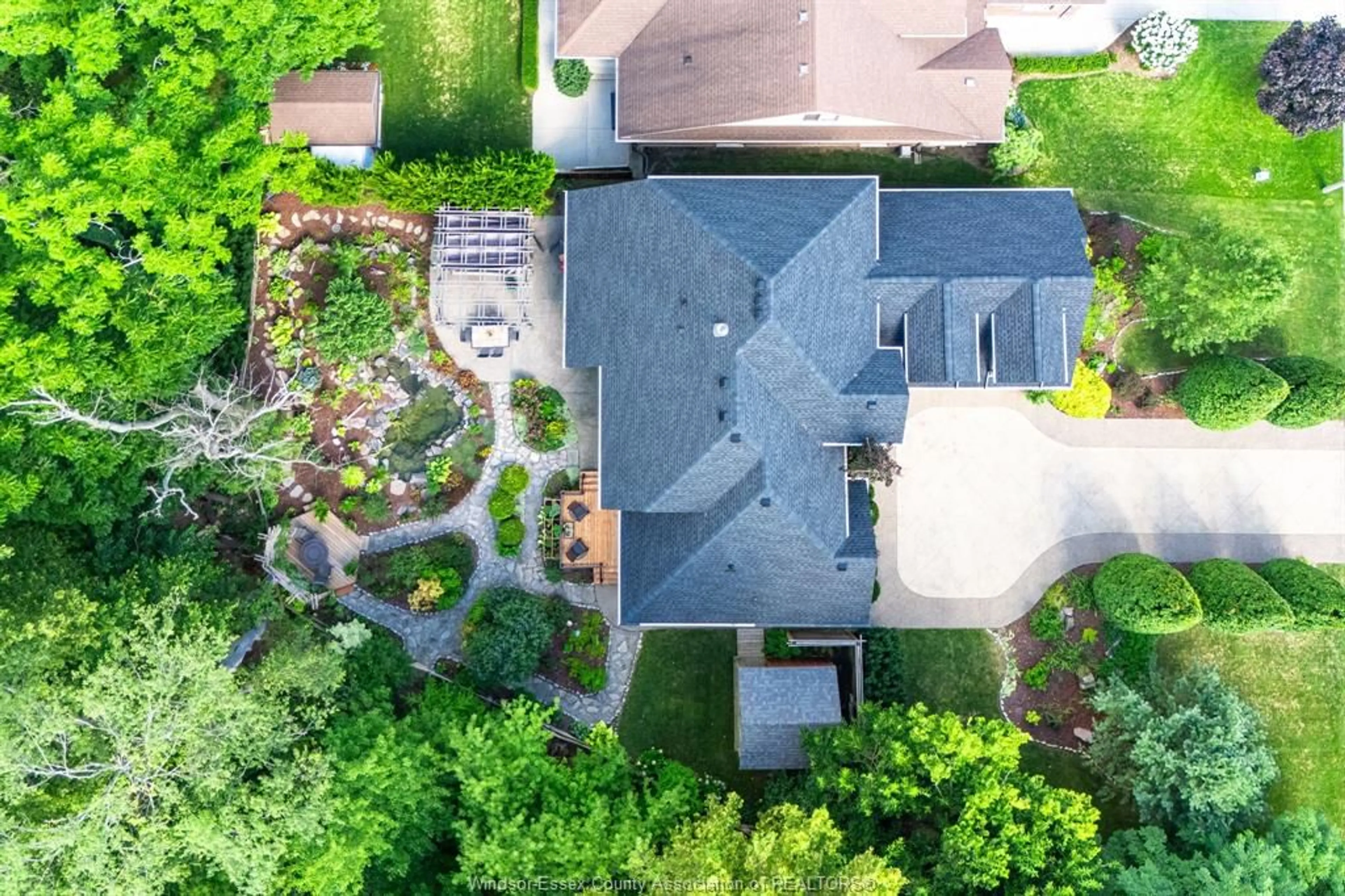 A pic from outside/outdoor area/front of a property/back of a property/a pic from drone, street for 210 Sandybrook Way, Kingsville Ontario N9Y 0A3