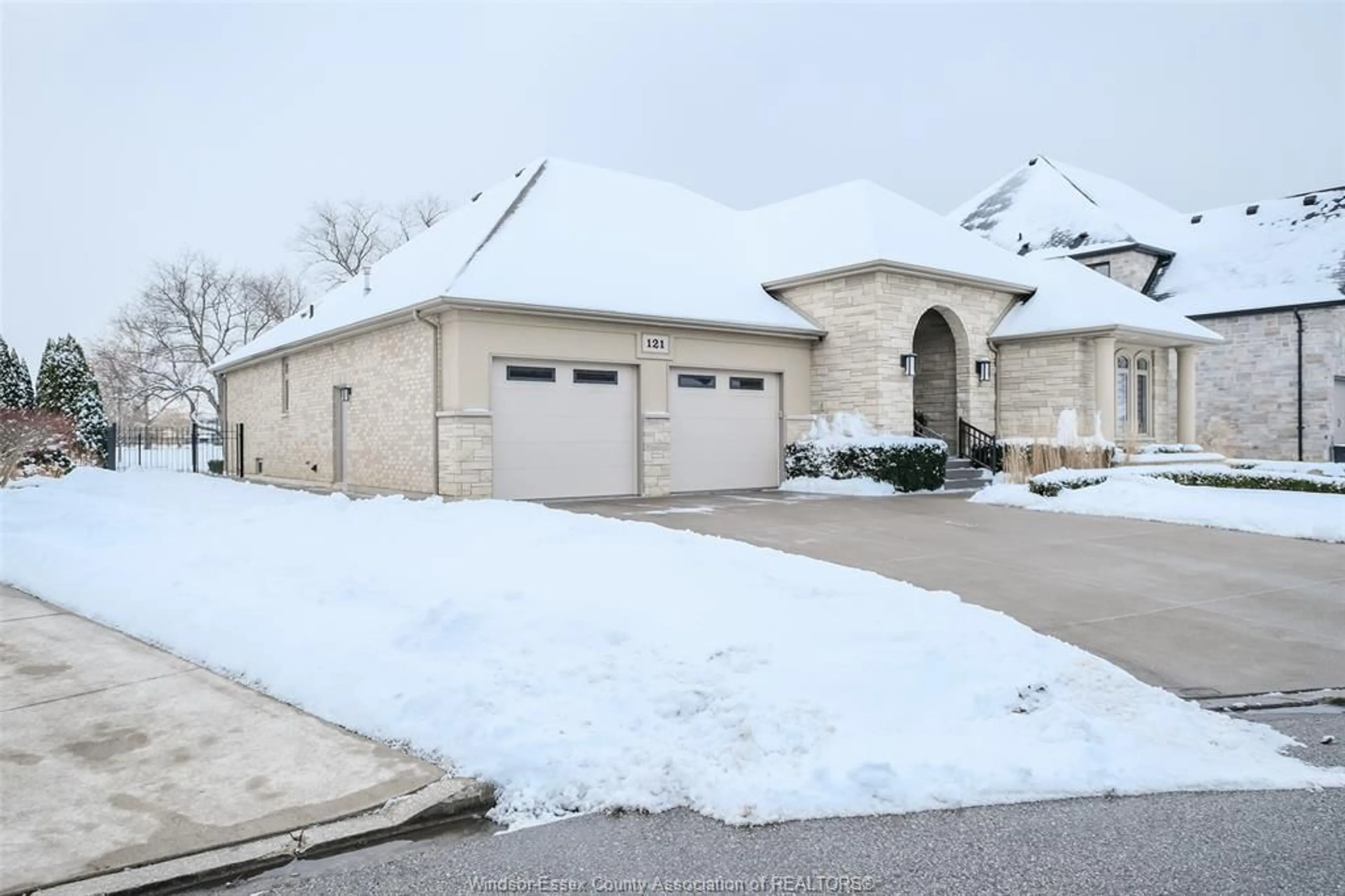 Indoor garage for 121 CHRISTY Lane, Tecumseh Ontario N8N 0C7