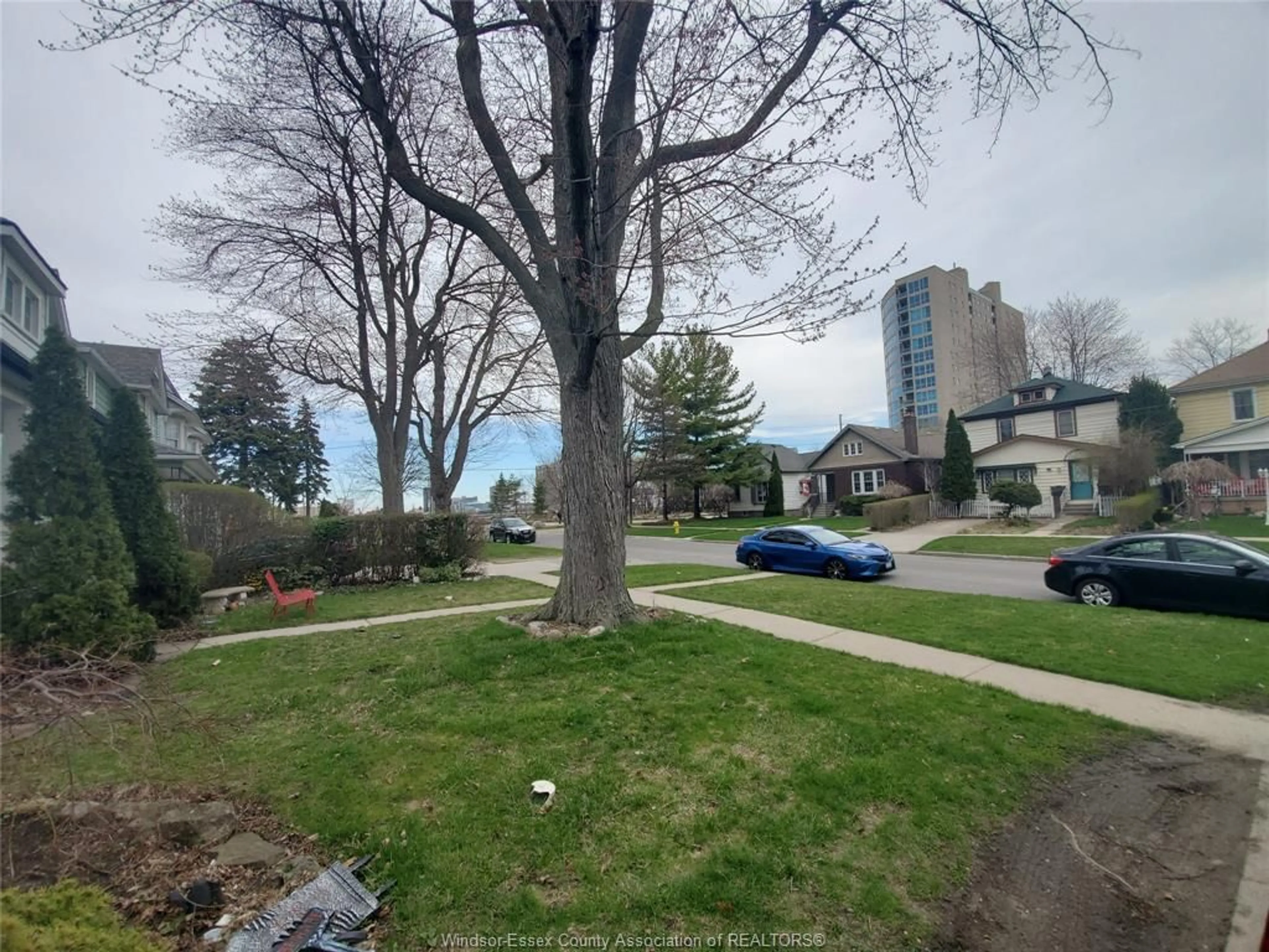 A pic from outside/outdoor area/front of a property/back of a property/a pic from drone, unknown for 161 CAMERON Ave, Windsor Ontario N9B 1Y5