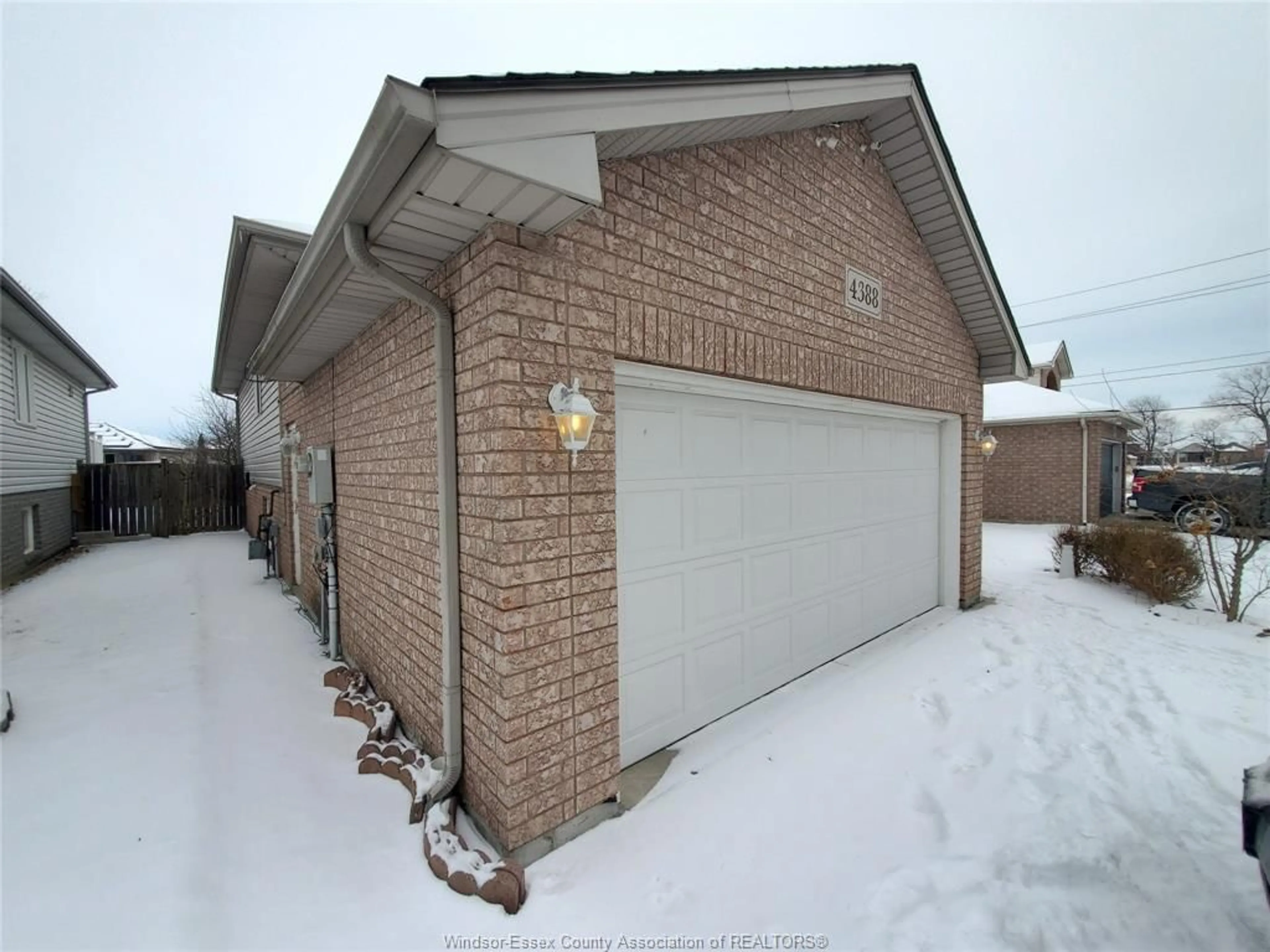 Indoor garage for 4388 PIONEER Ave, Windsor Ontario N9G 2X1