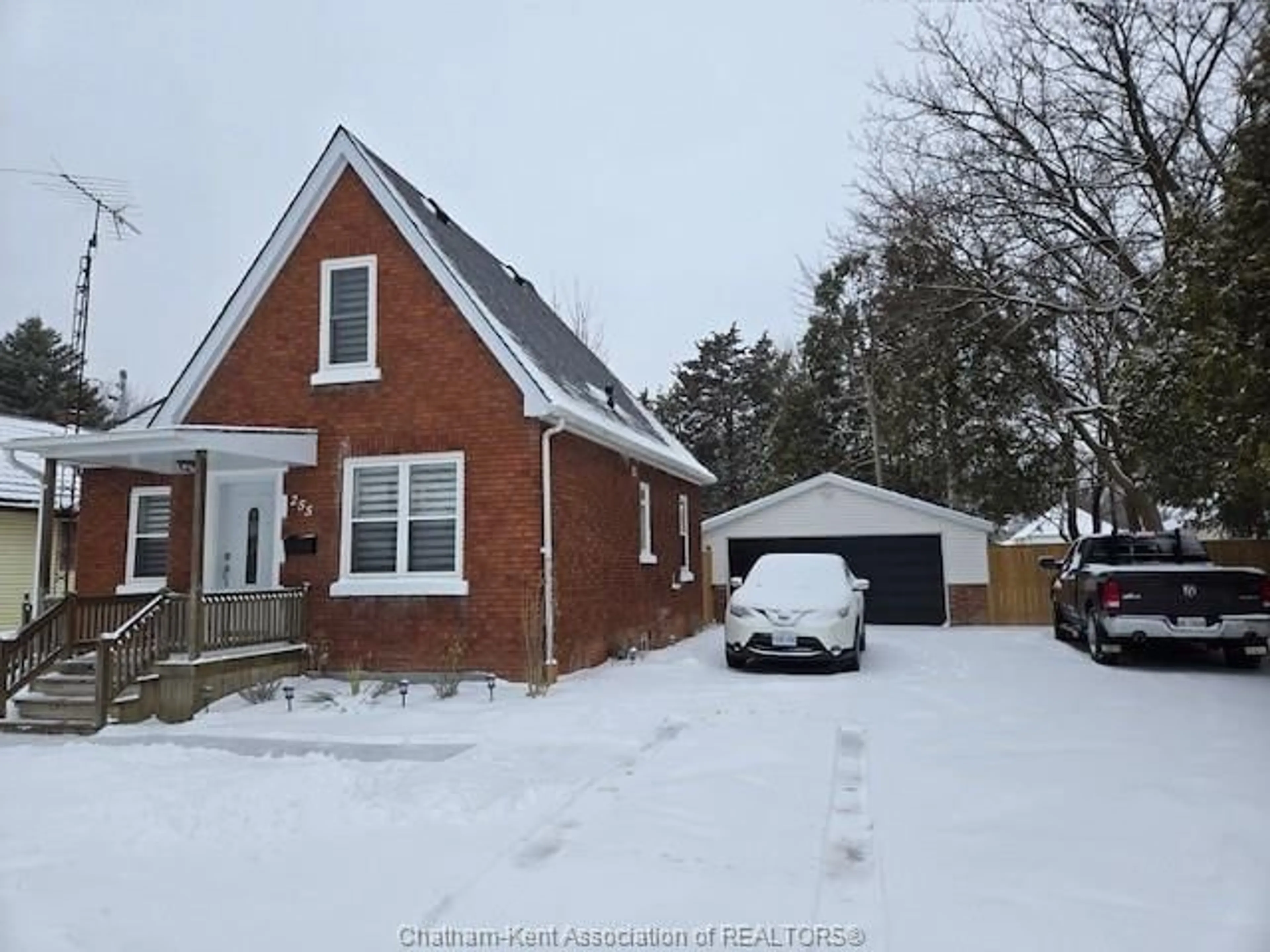 A pic from outside/outdoor area/front of a property/back of a property/a pic from drone, street for 255 Selkirk St, Chatham Ontario N7L 1Z5