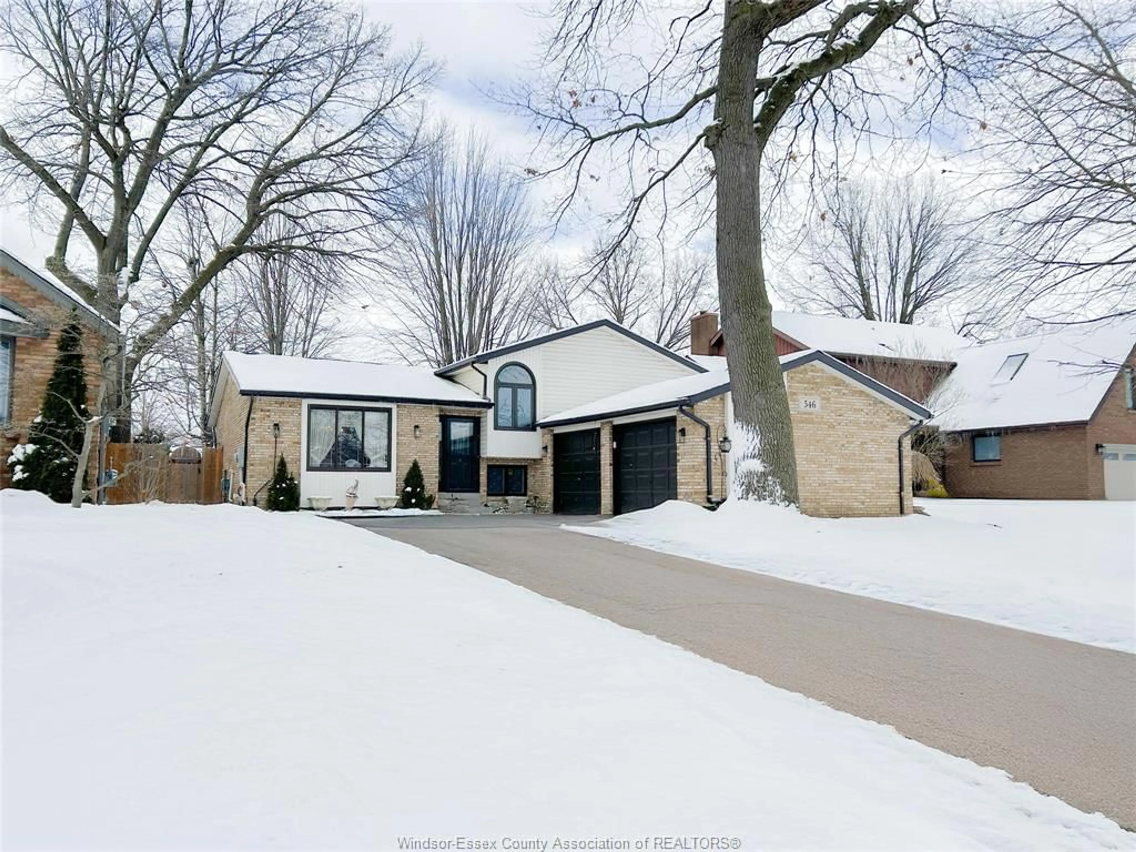 A pic from outside/outdoor area/front of a property/back of a property/a pic from drone, street for 546 MICHAEL Cres, LaSalle Ontario N9J 3C1