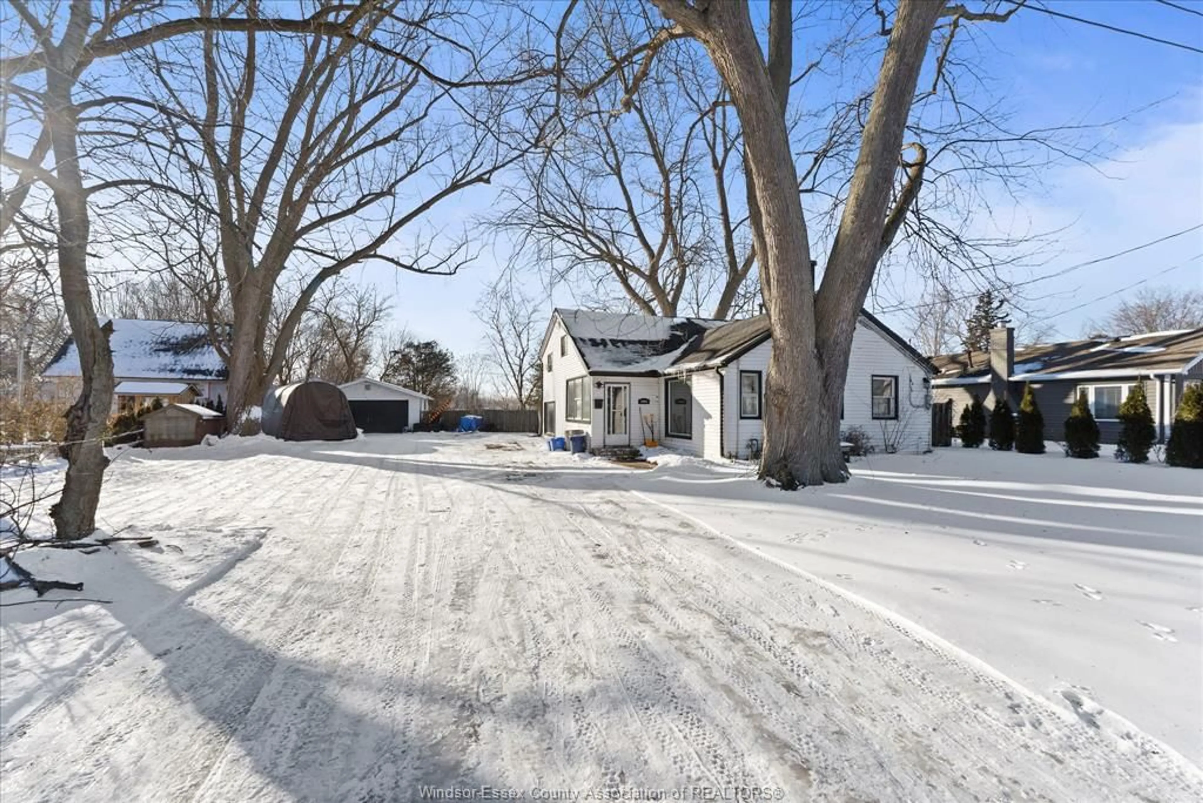 A pic from outside/outdoor area/front of a property/back of a property/a pic from drone, street for 1301 CLOVELLY Dr, Kingsville Ontario N9Y 2P3