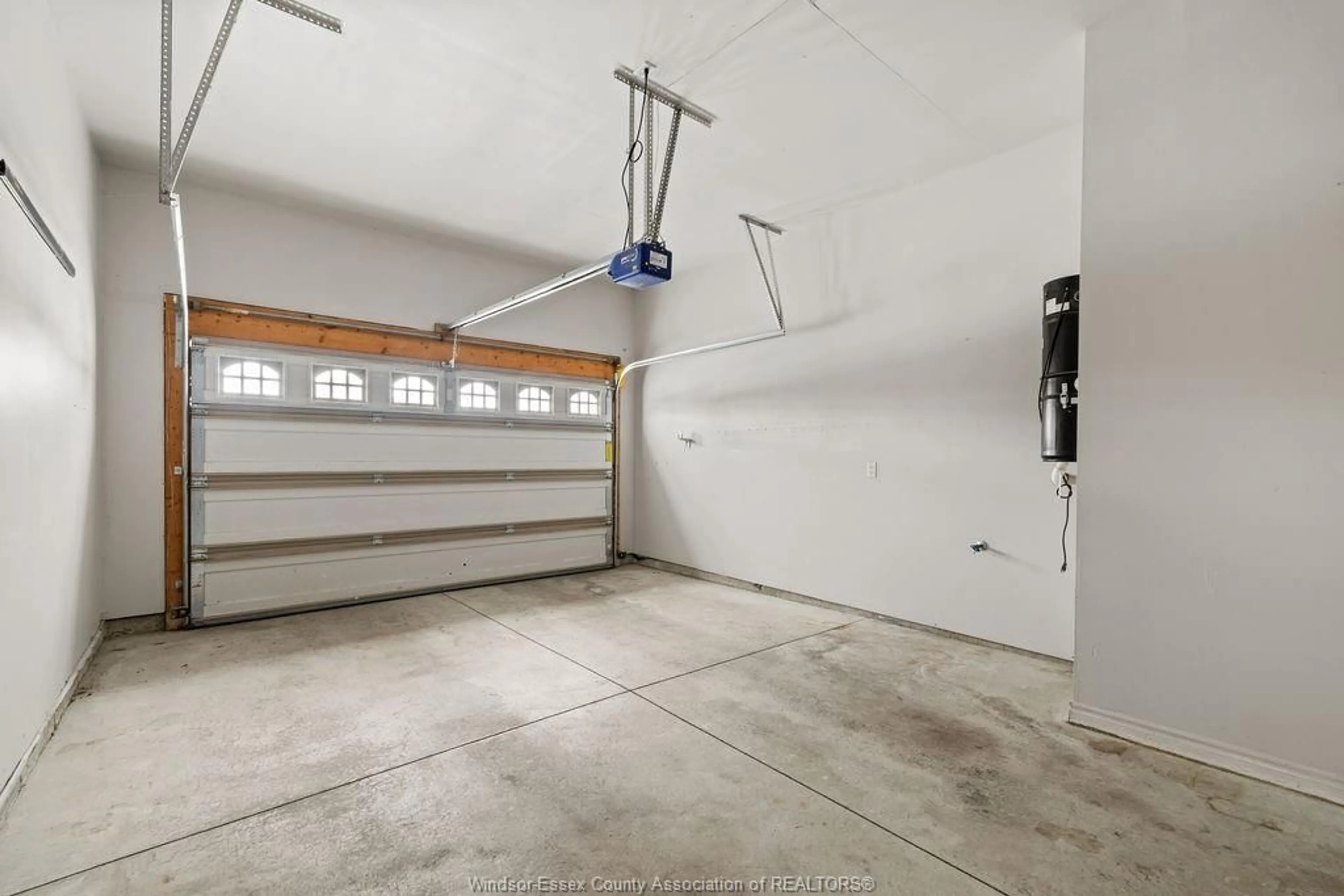 Indoor garage for 1712 ASPENSHORE, Windsor Ontario N8N 1M2