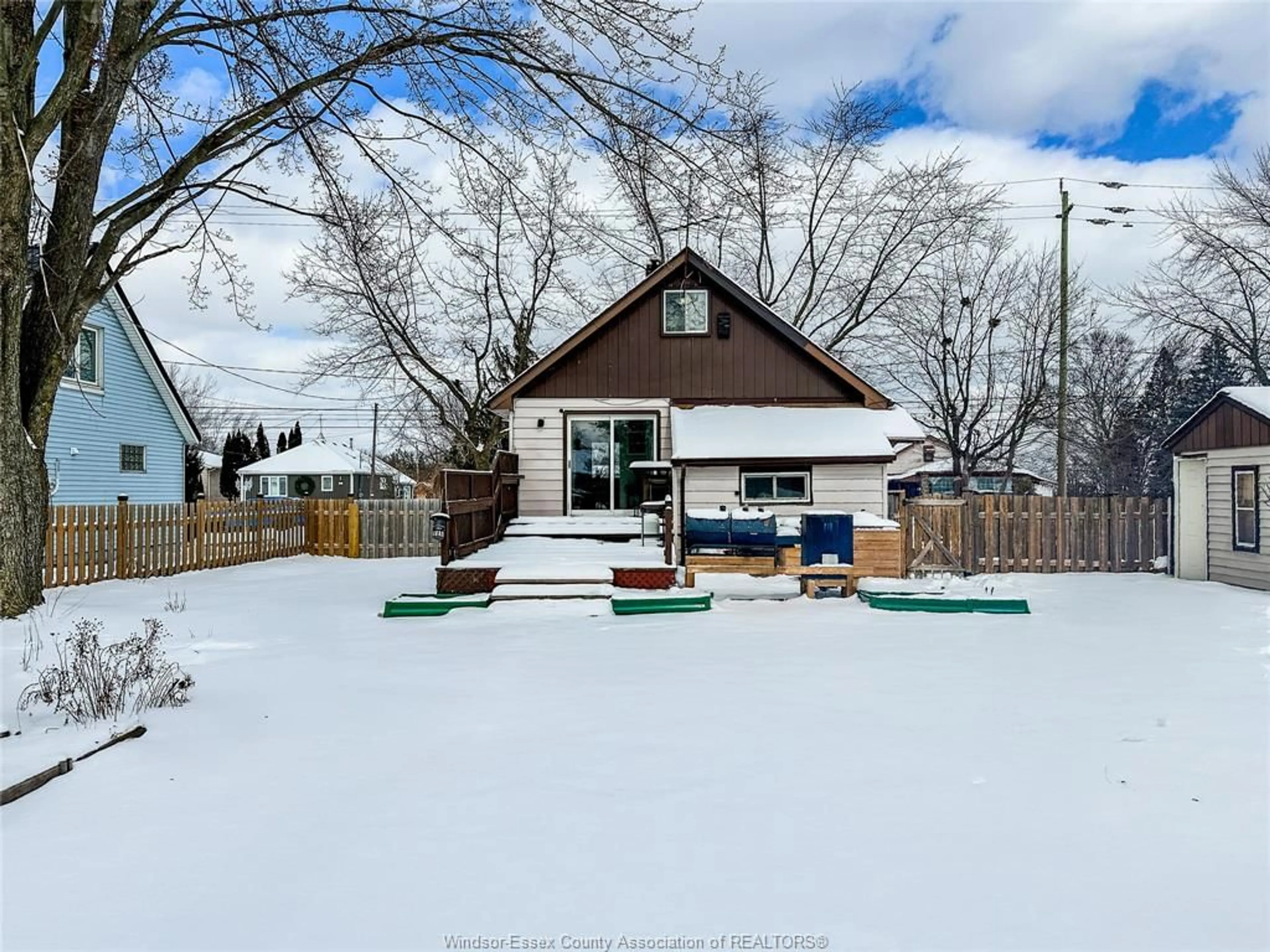 A pic from outside/outdoor area/front of a property/back of a property/a pic from drone, unknown for 142 REAUME, LaSalle Ontario N9J 1B1