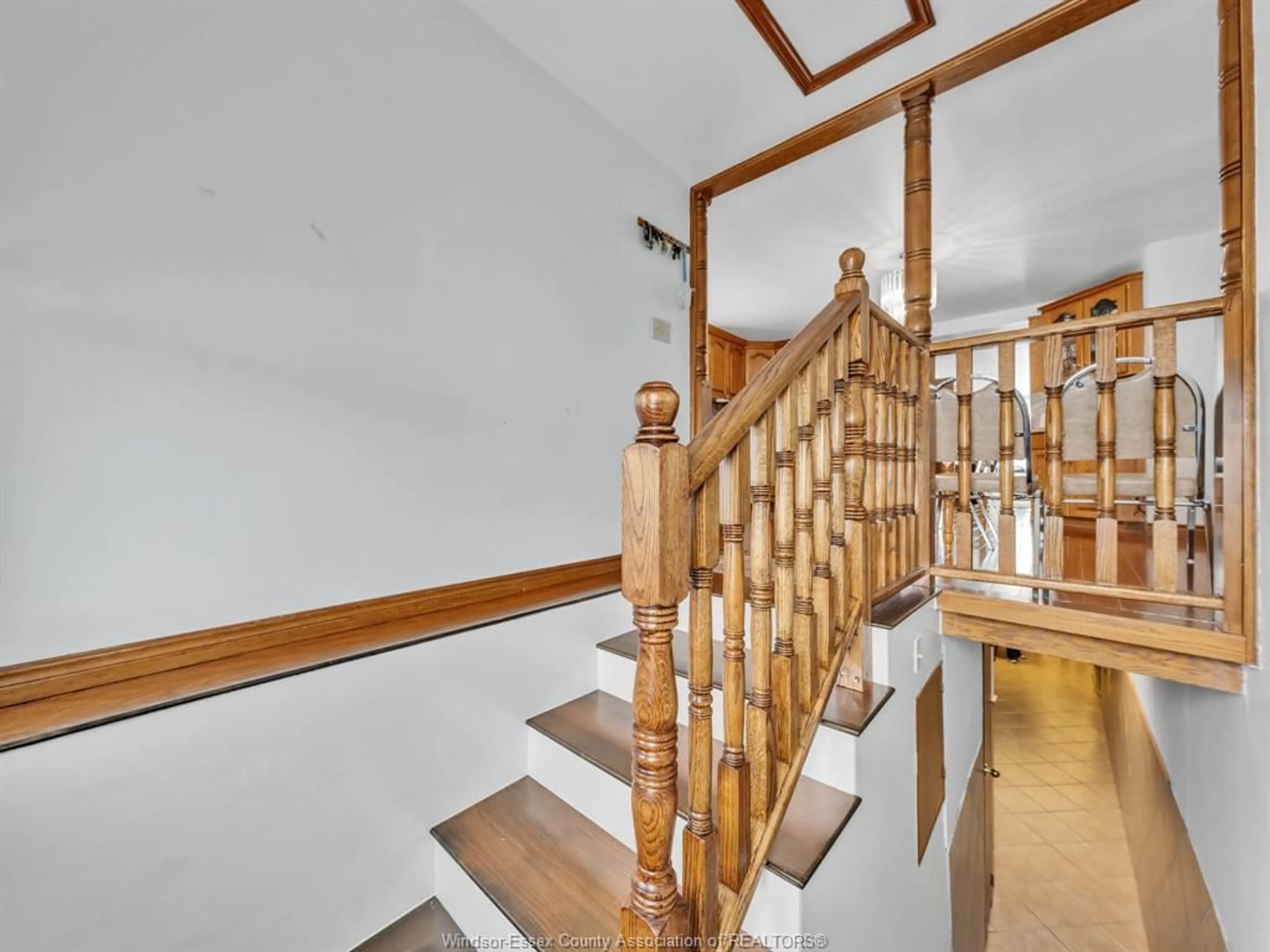 Indoor foyer for 637 Talbot Rd, Leamington Ontario N8H 3V6