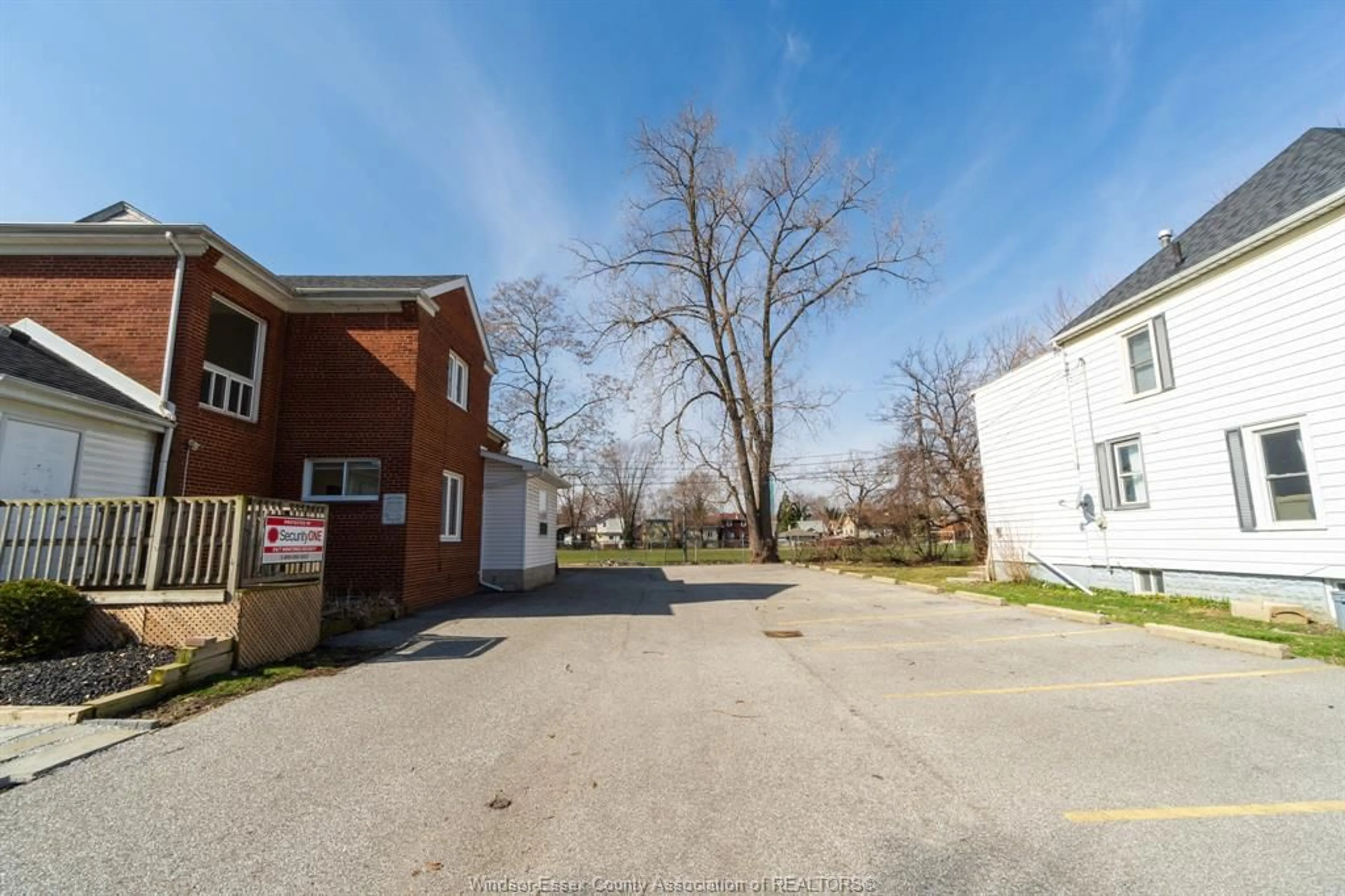 A pic from outside/outdoor area/front of a property/back of a property/a pic from drone, street for 263 BRIDGE Ave, Windsor Ontario N9B 2M1