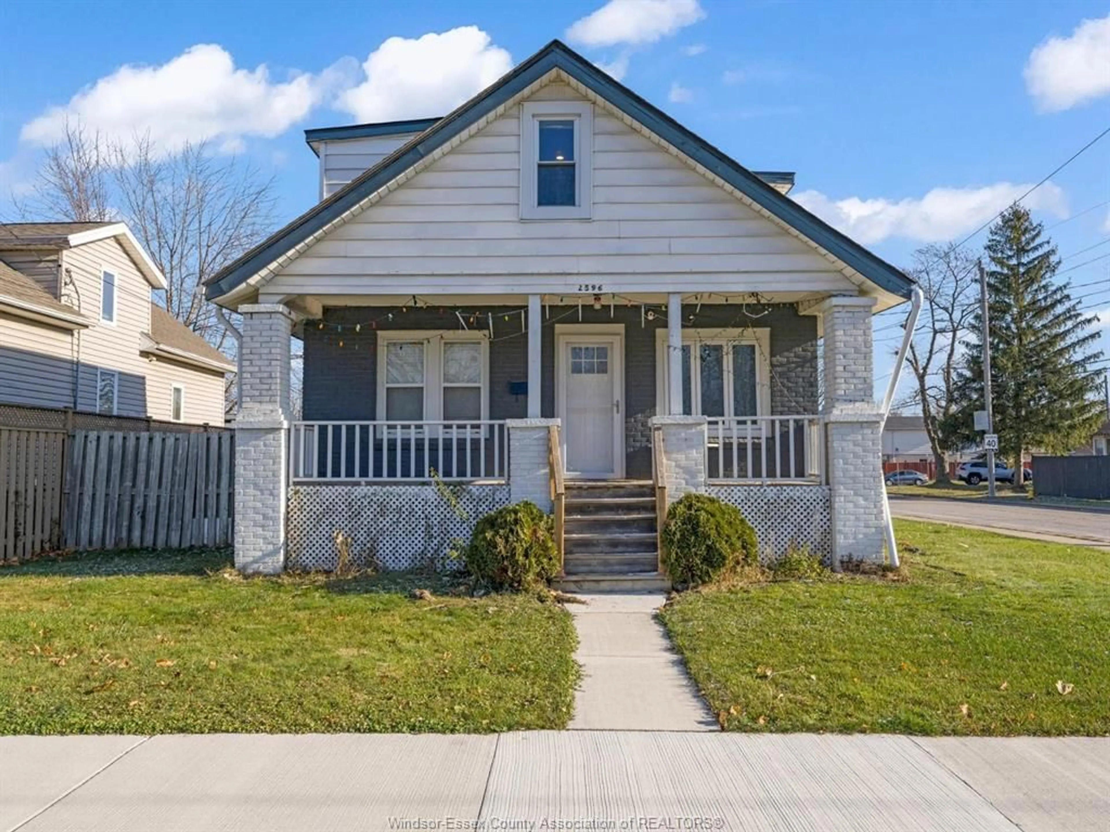 Home with vinyl exterior material, street for 2596 JOS ST. LOUIS Ave, Windsor Ontario N8T 2M5