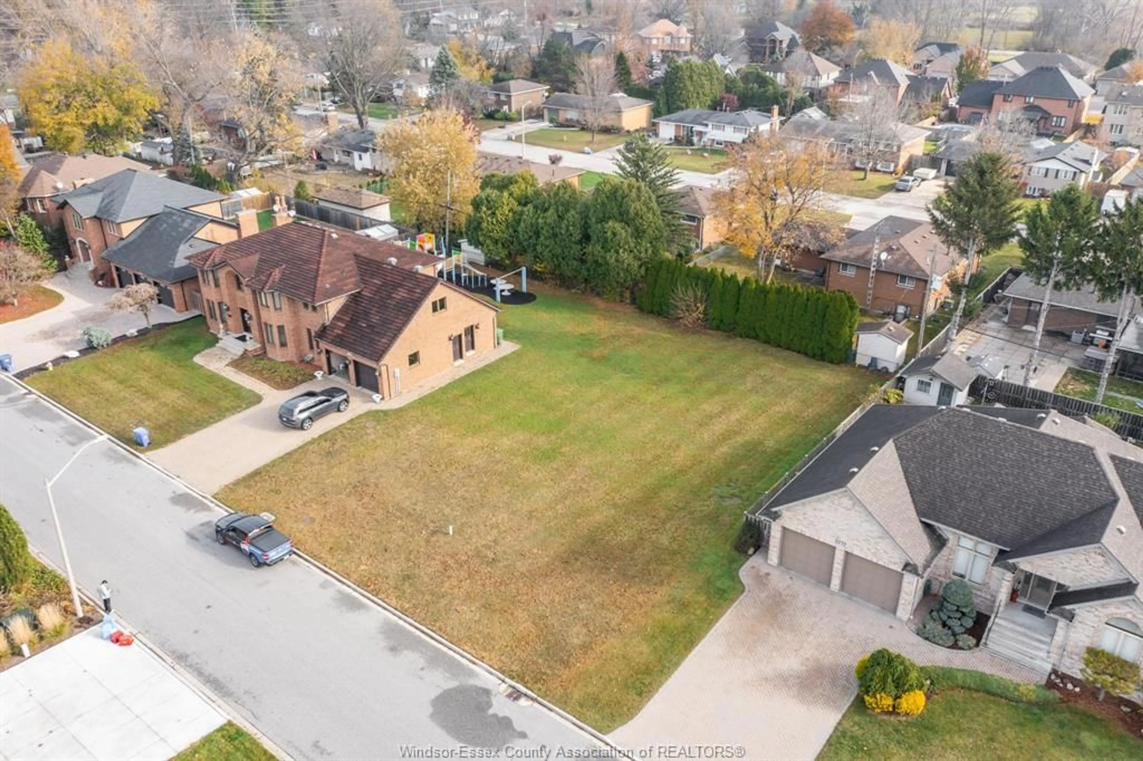 A pic from outside/outdoor area/front of a property/back of a property/a pic from drone, street for 5758 BAGLEY Ave, LaSalle Ontario N9H 1P1