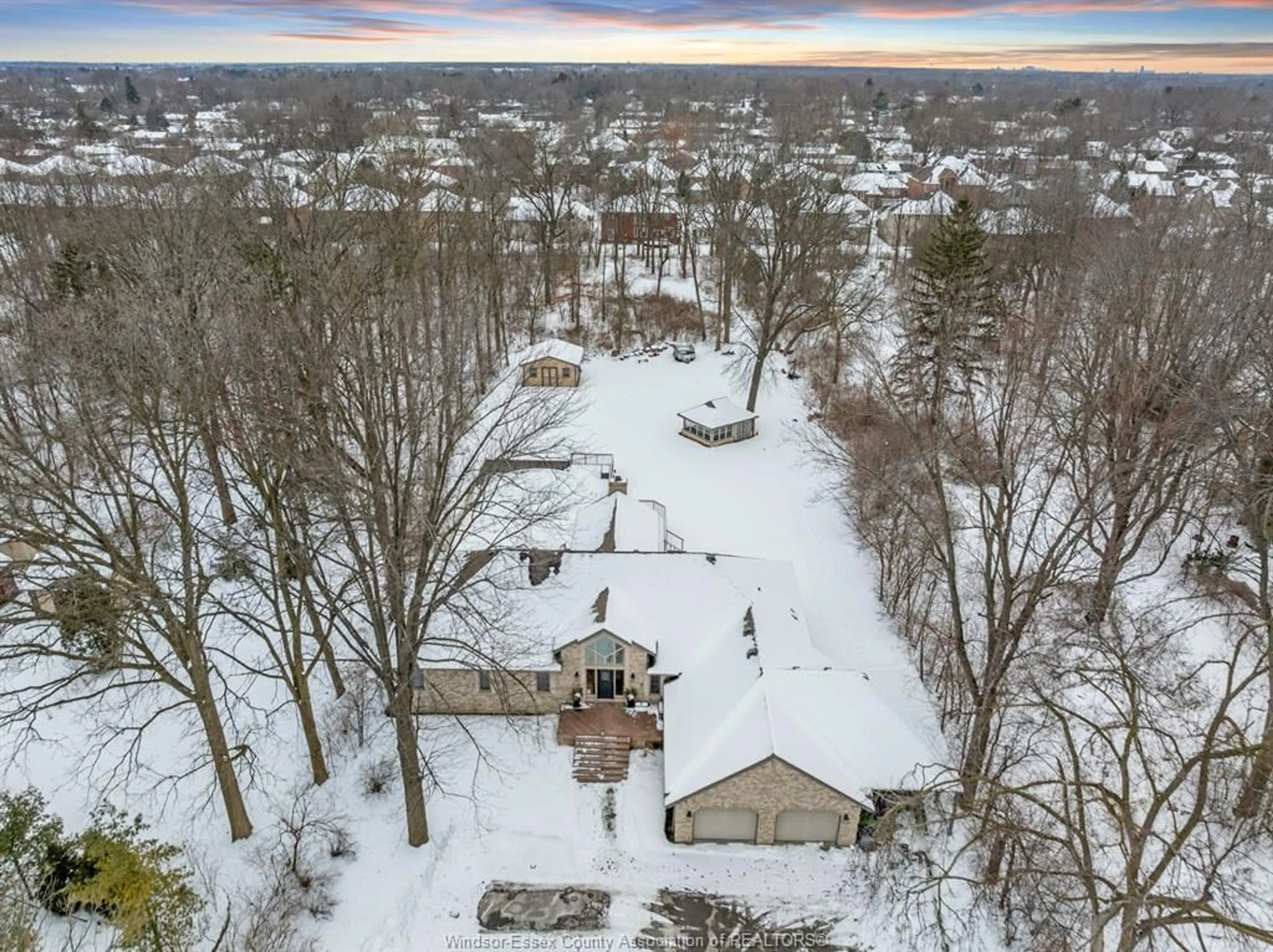 A pic from outside/outdoor area/front of a property/back of a property/a pic from drone, unknown for 3679 Howard, Windsor Ontario N9E 3N6