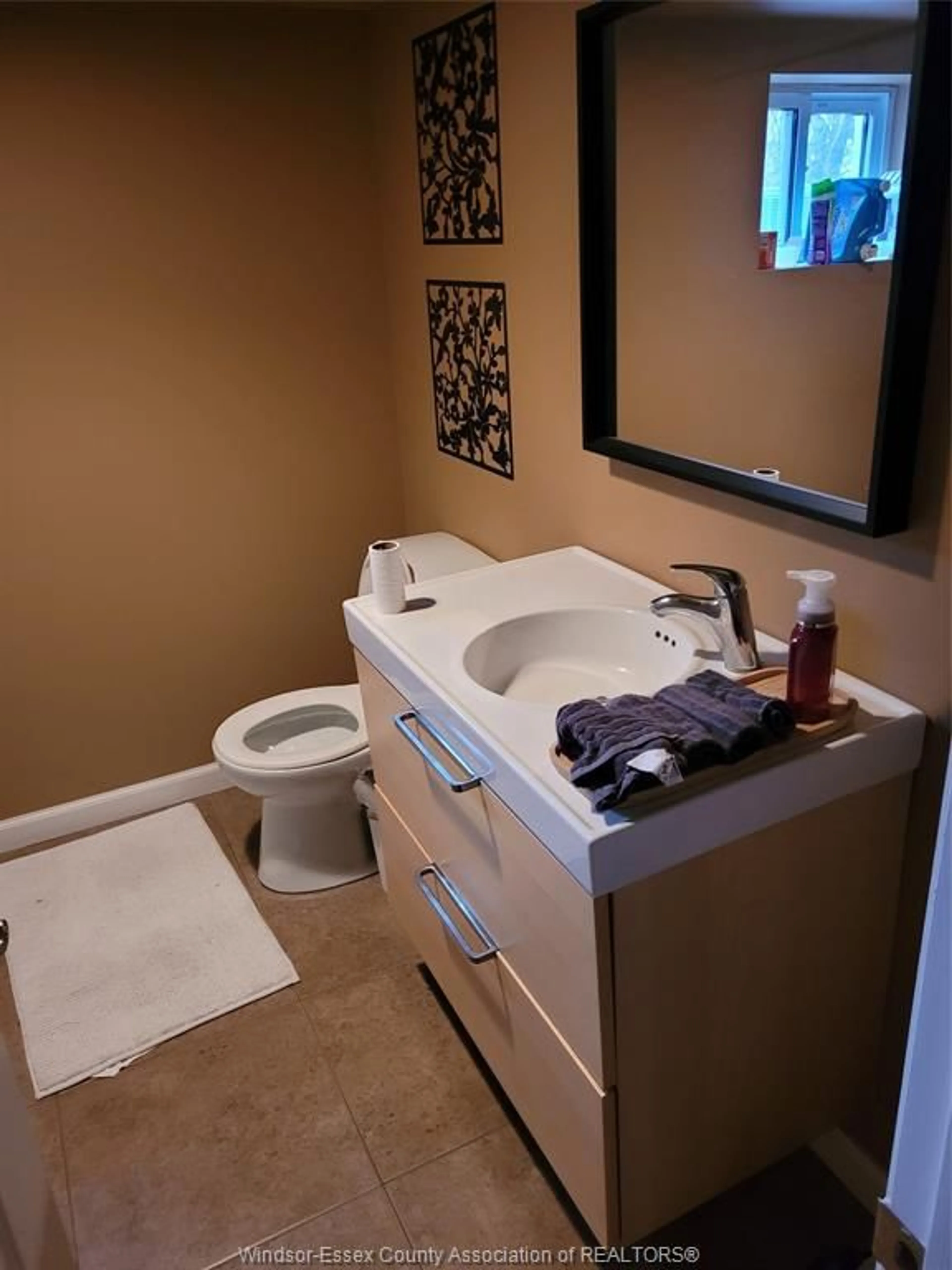 Contemporary bathroom, ceramic/tile floor for 367 PINE St, Windsor Ontario N9A 6E3