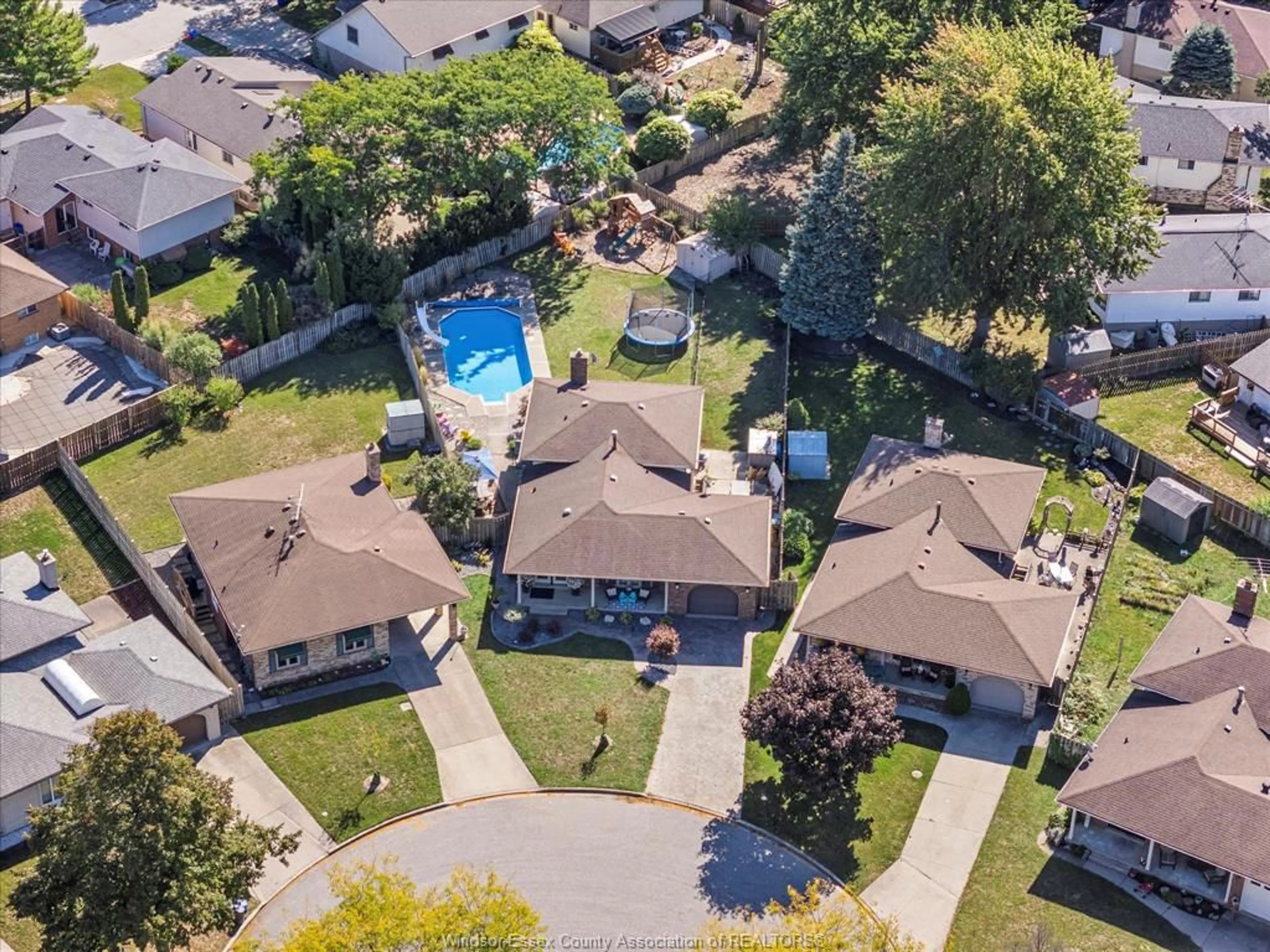 A pic from outside/outdoor area/front of a property/back of a property/a pic from drone, street for 10628 HALSTEAD Cres, Windsor Ontario N8R 2C4