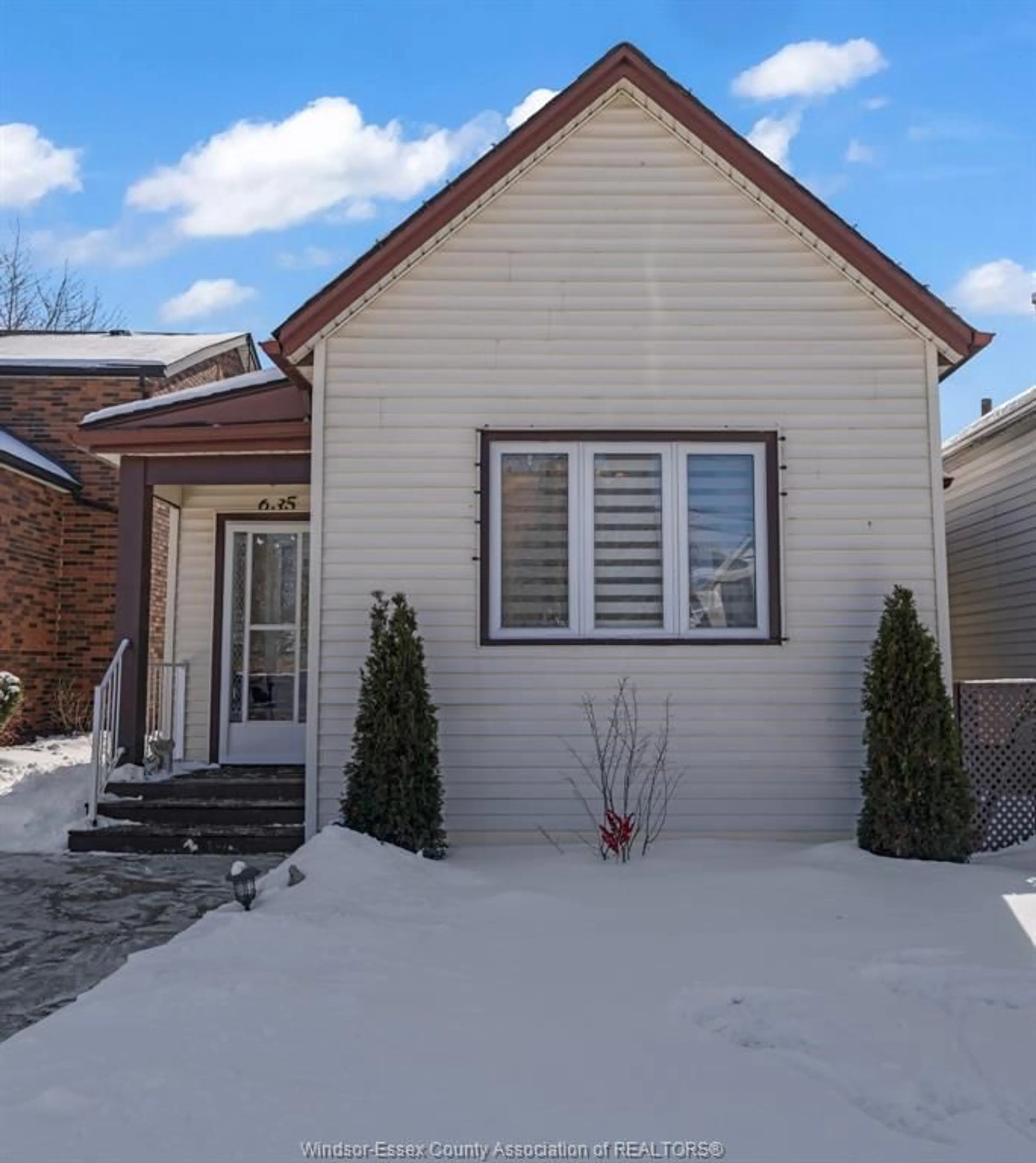 Home with vinyl exterior material, street for 635 CATARAQUI, Windsor Ontario N9A 3P2