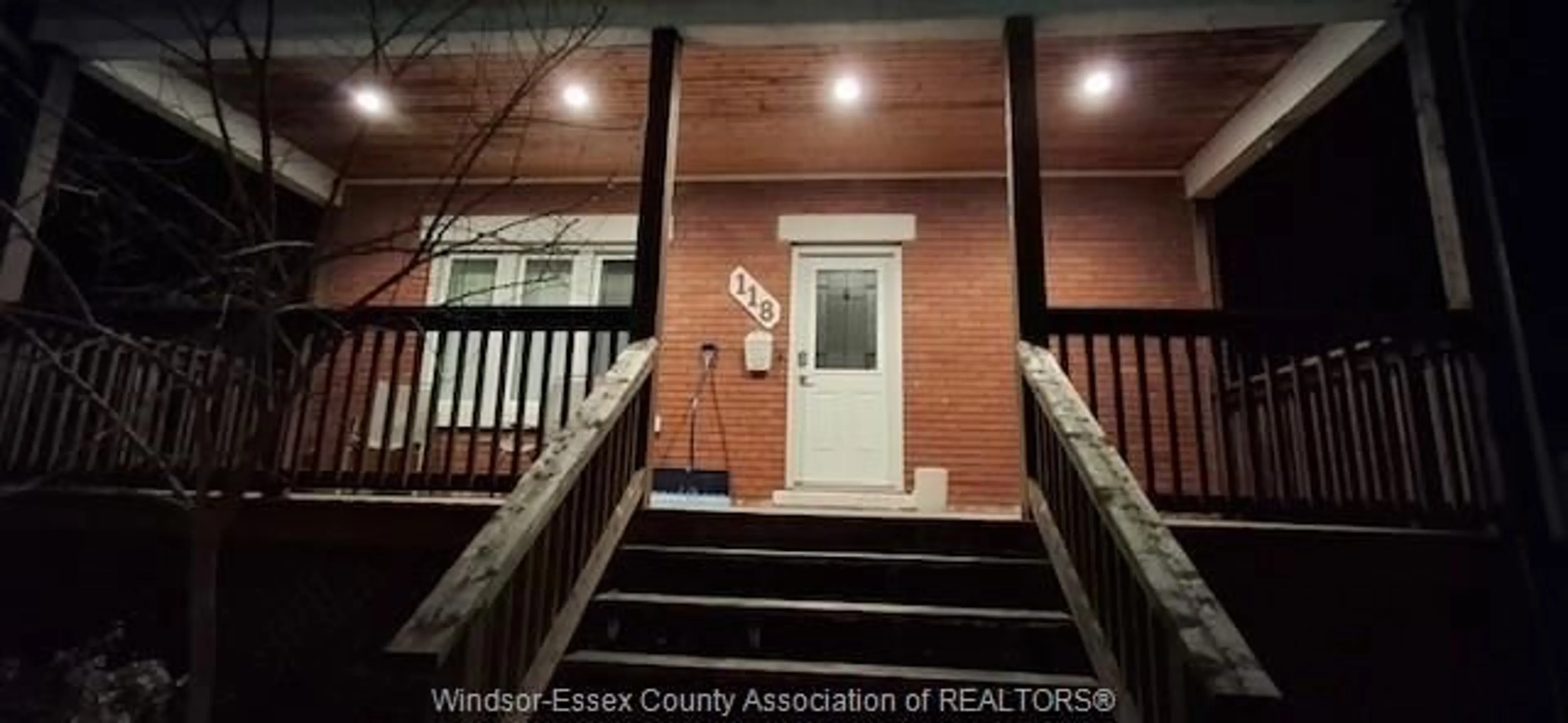 Indoor foyer for 118 LAIRD Ave, Essex Ontario N8M 1S3