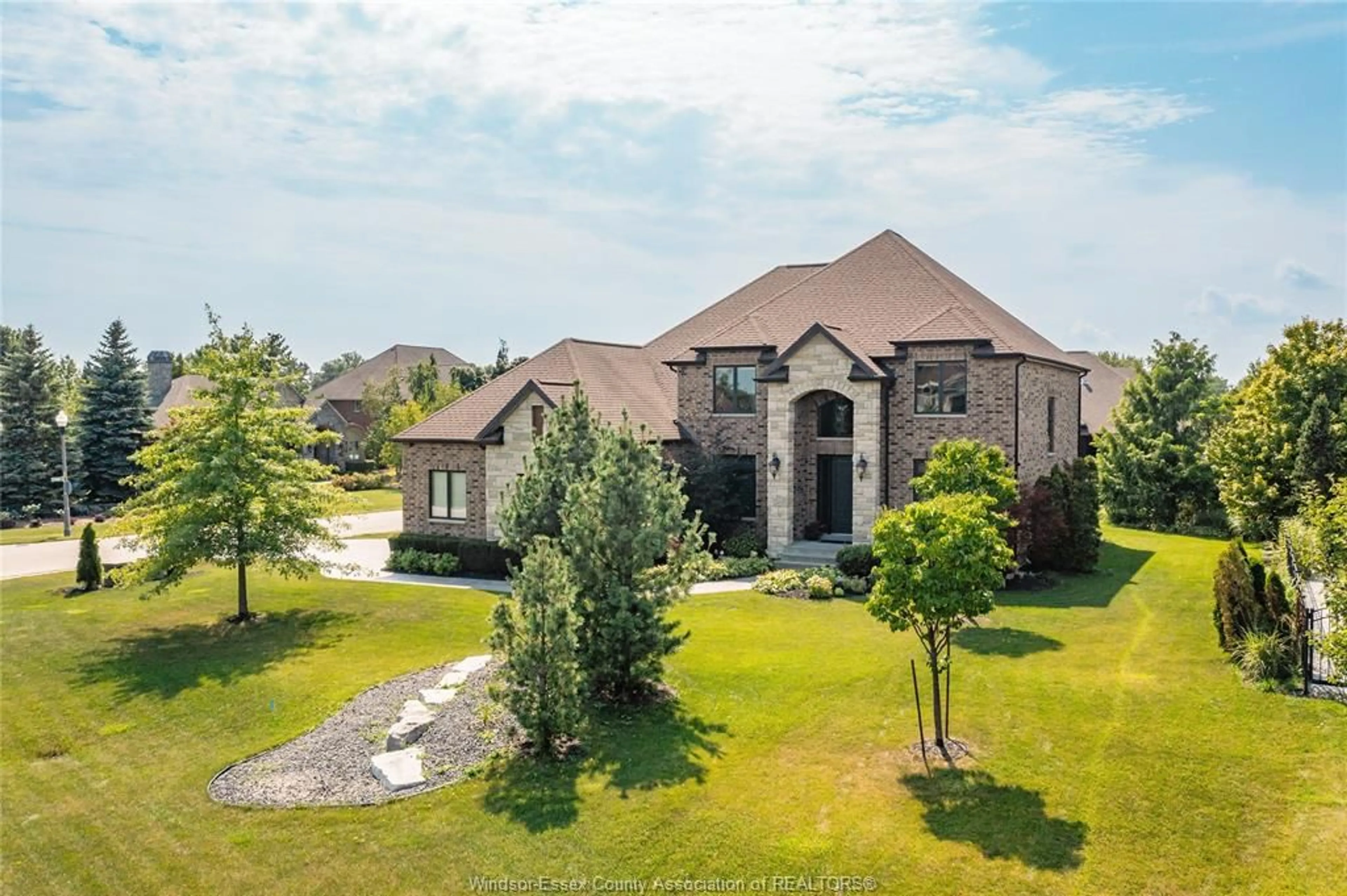 A pic from outside/outdoor area/front of a property/back of a property/a pic from drone, unknown for 379 STONEBROOK Blvd, Lakeshore Ontario N8N5H2