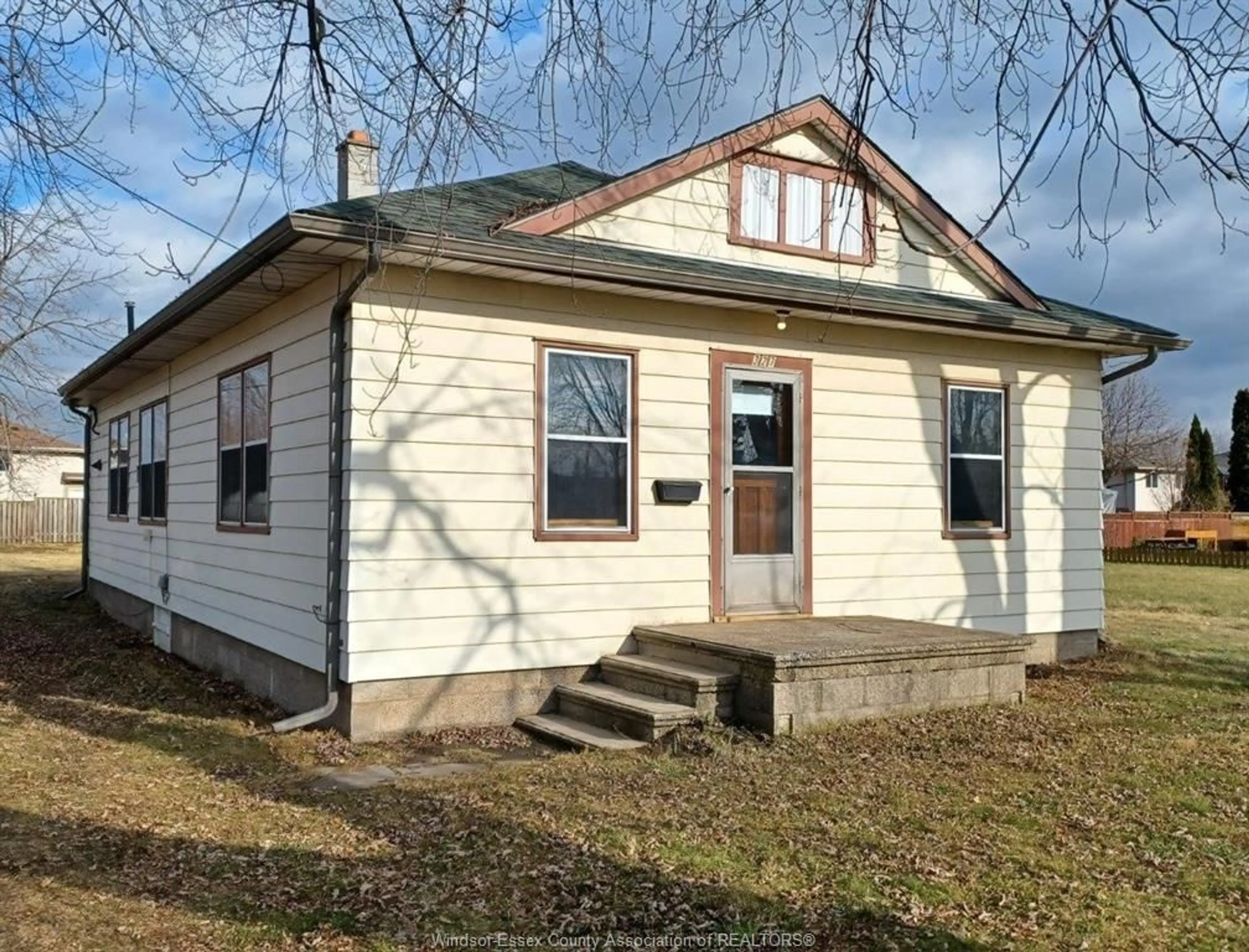 Home with vinyl exterior material, building for 327 BOUFFARD, LaSalle Ontario N9J 1G3