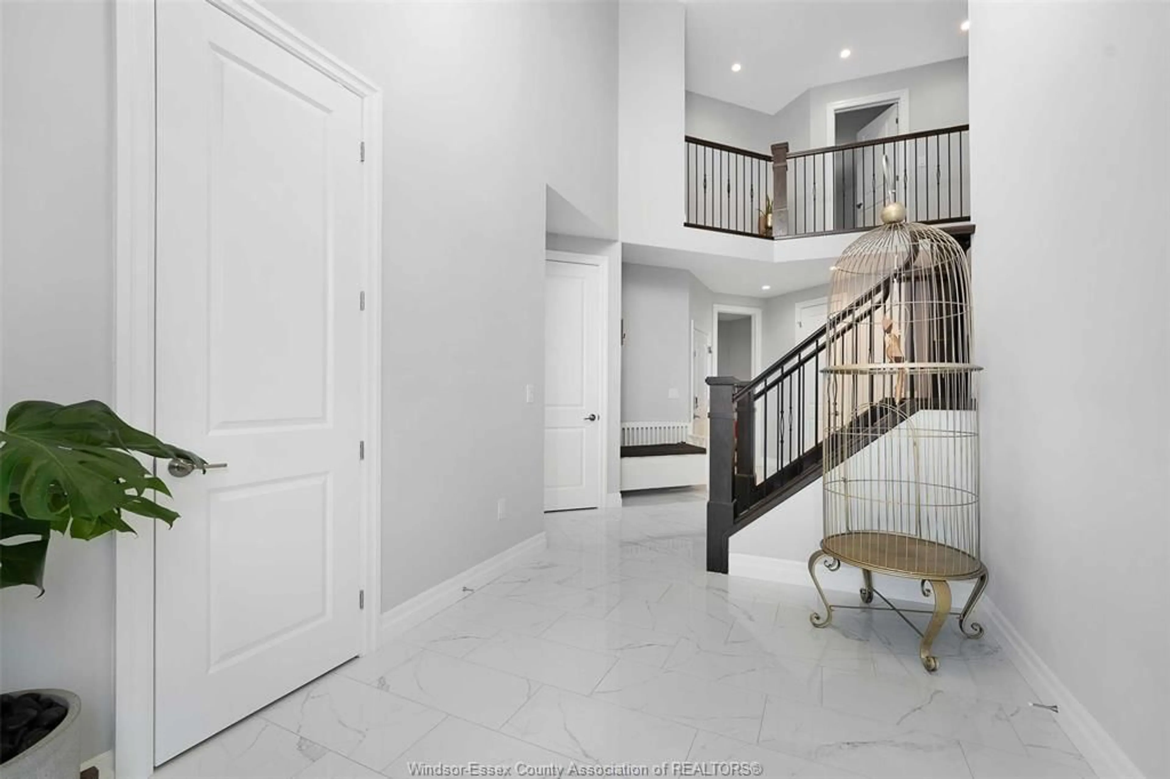 Indoor foyer for 530 DONLON, LaSalle Ontario N9J 3Y3